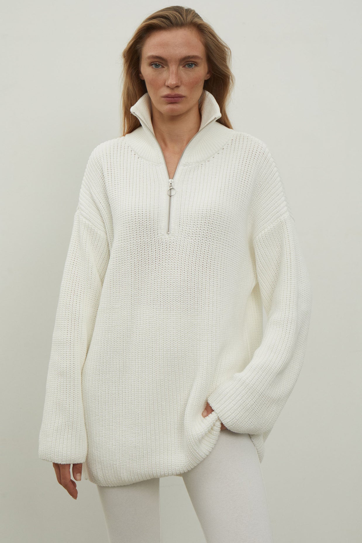 Oversized knitted sweater with a zipper in black