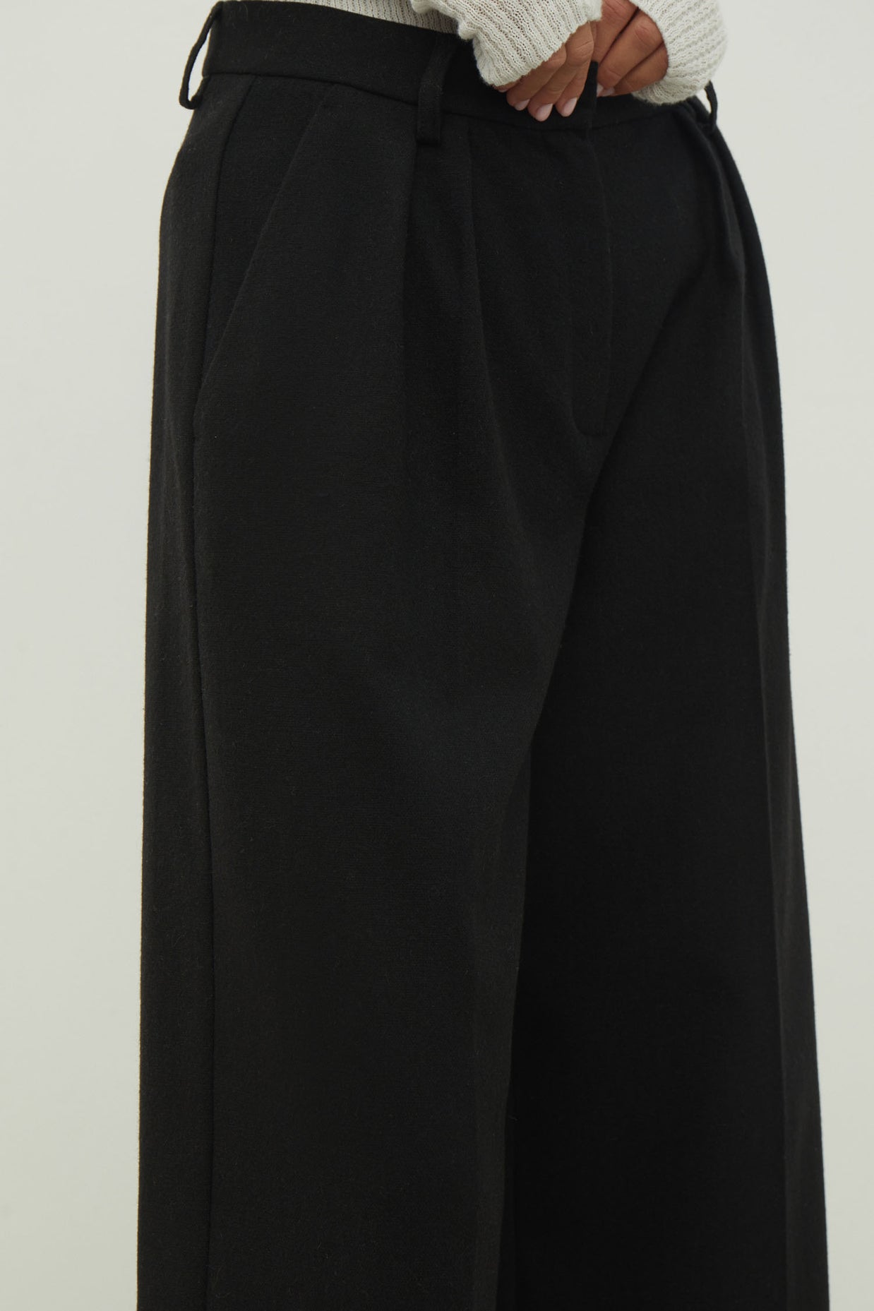 Low-rise woolen palazzo pants in black