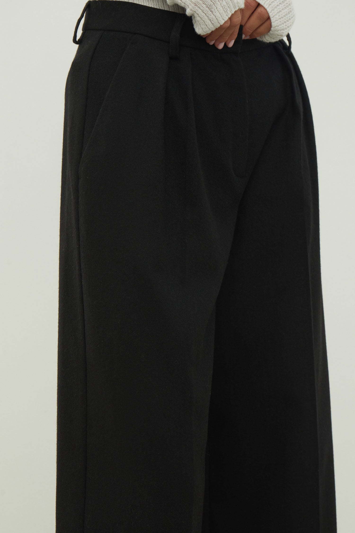 Low-rise woolen palazzo pants in black