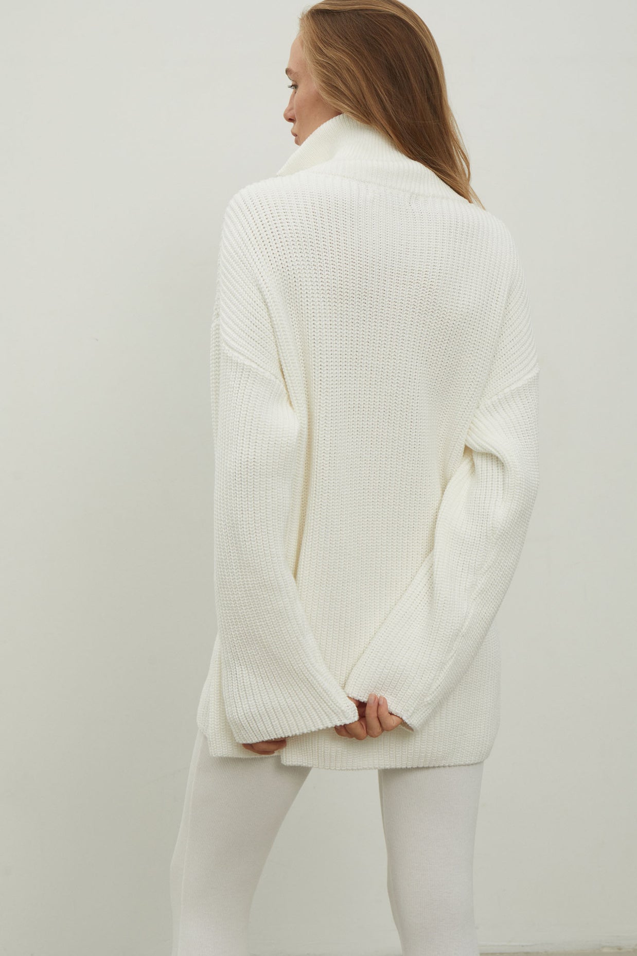 Oversized knitted sweater with a zipper in black