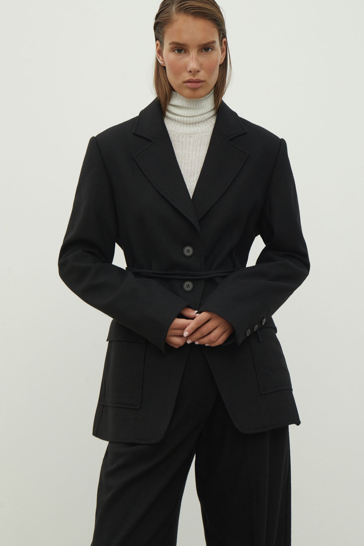 Single-breasted woolen jacket with a tie in gray