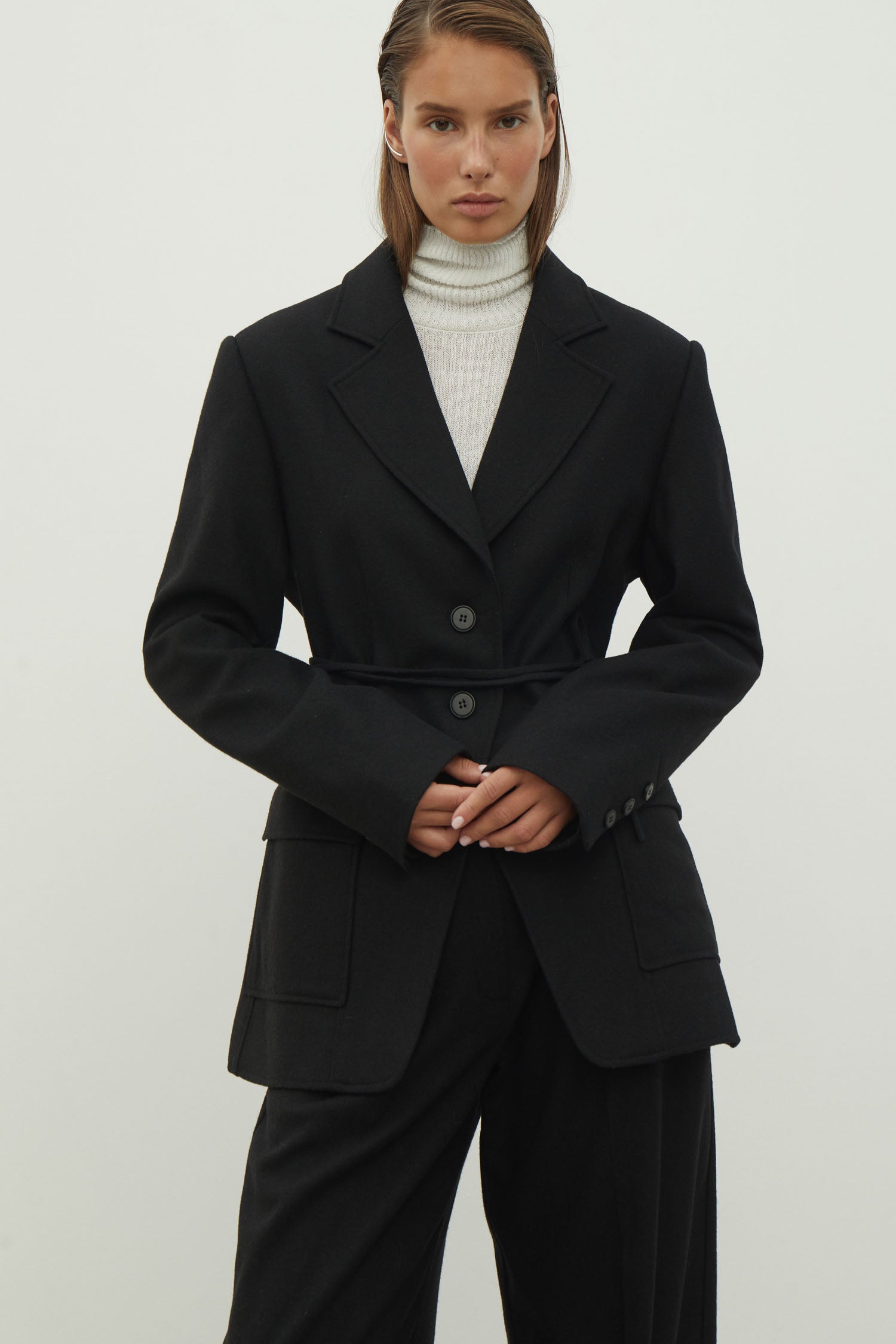 Single-breasted woolen jacket with a tie in gray