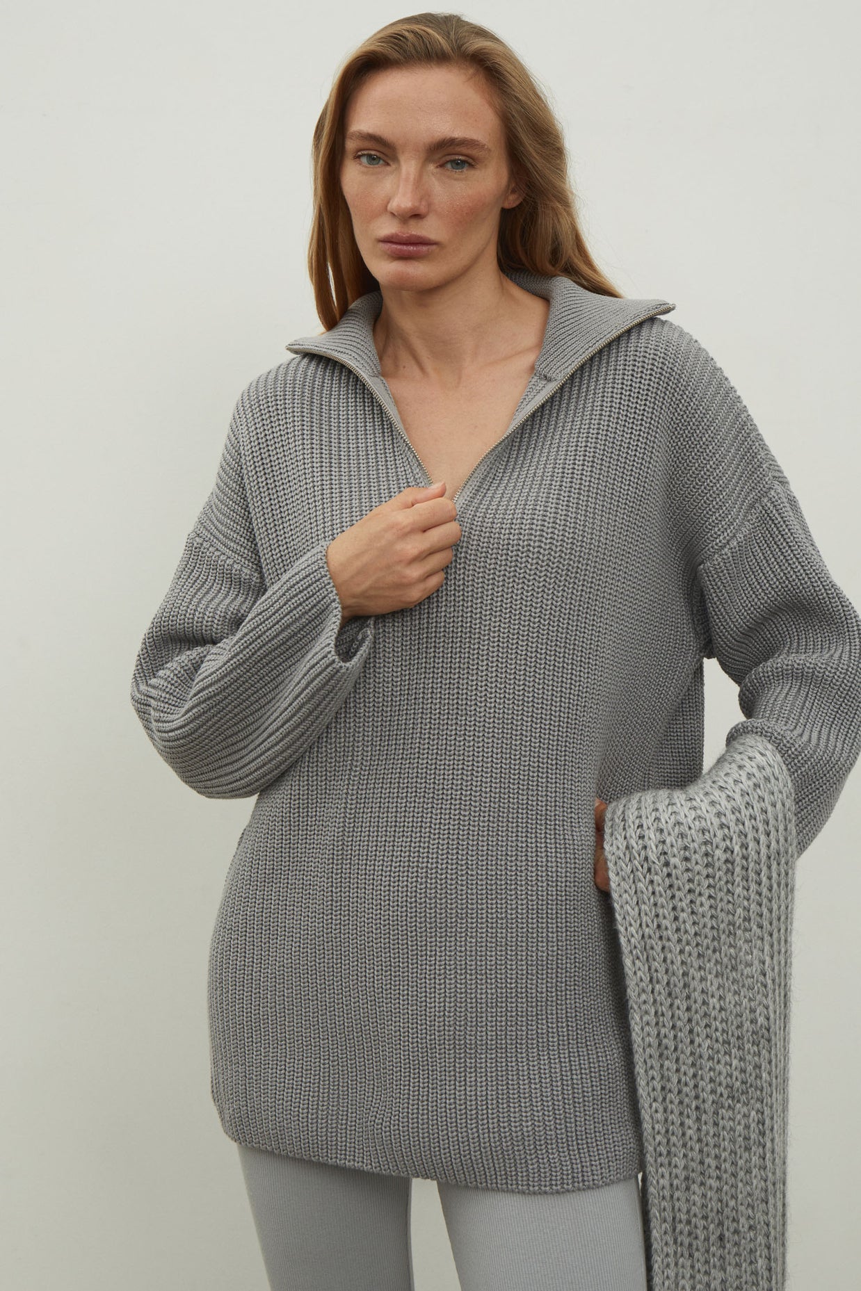 Oversized knitted sweater with a zipper in gray color