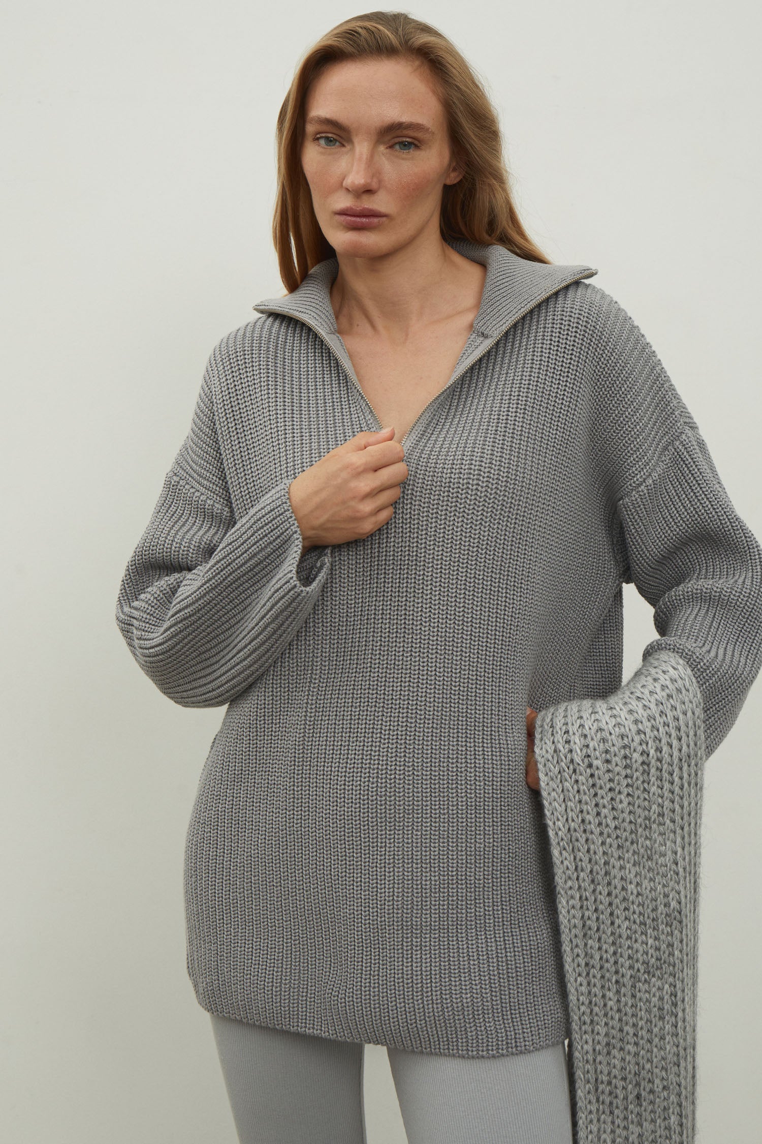 Oversized knitted sweater with a zipper in gray color