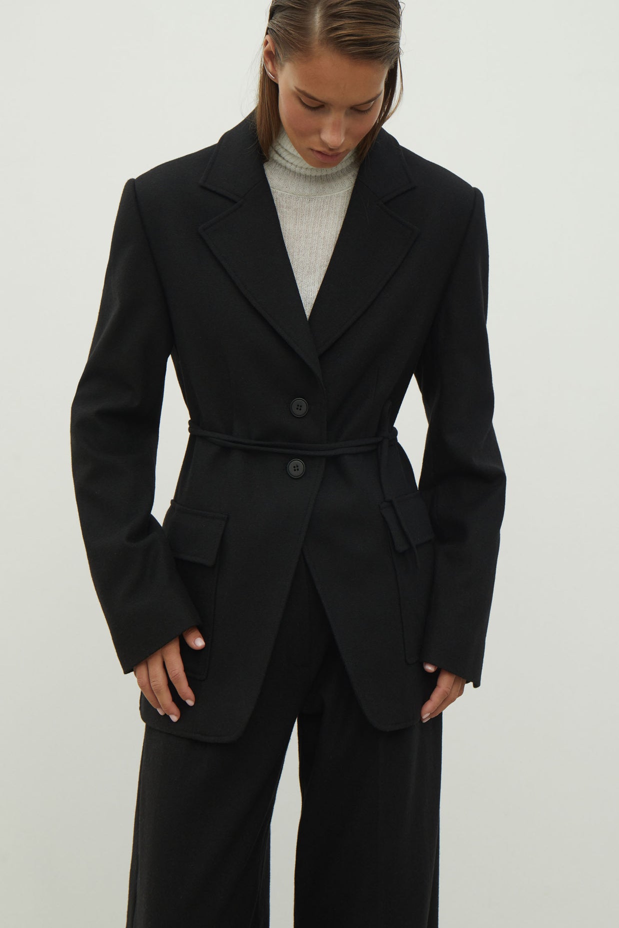 Single-breasted woolen jacket with a tie in gray