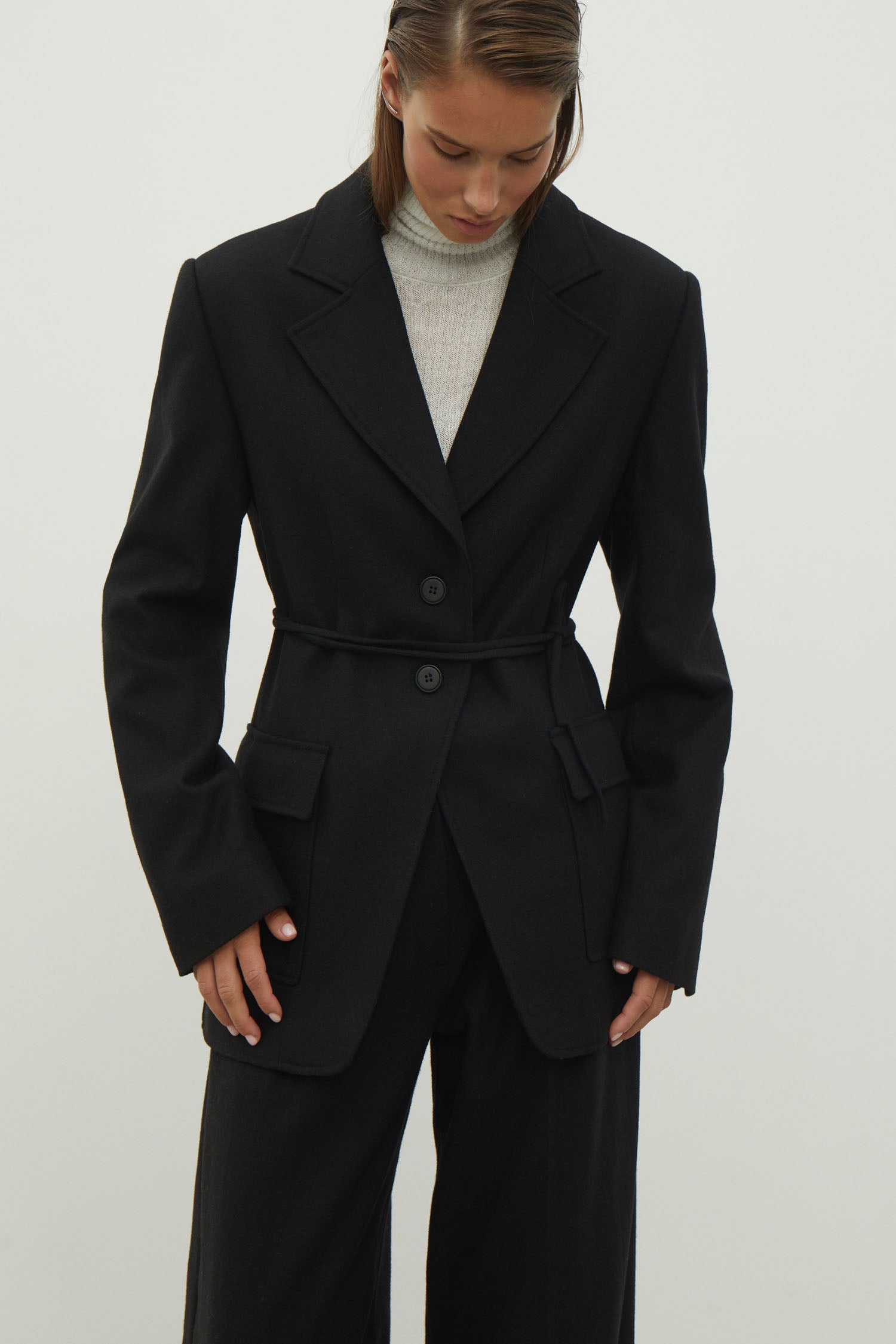 Single-breasted woolen jacket with a tie in gray