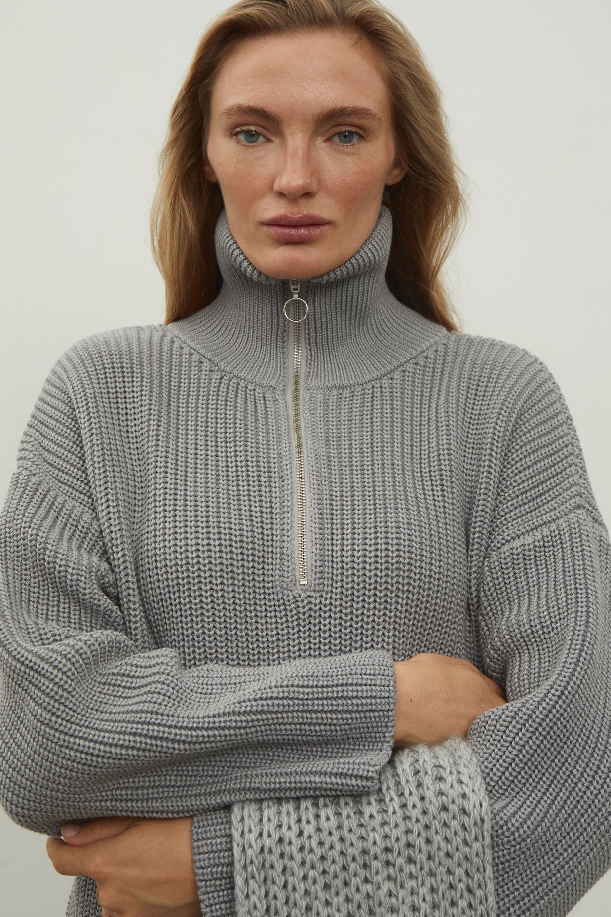 Oversized knitted sweater with a zipper in gray color