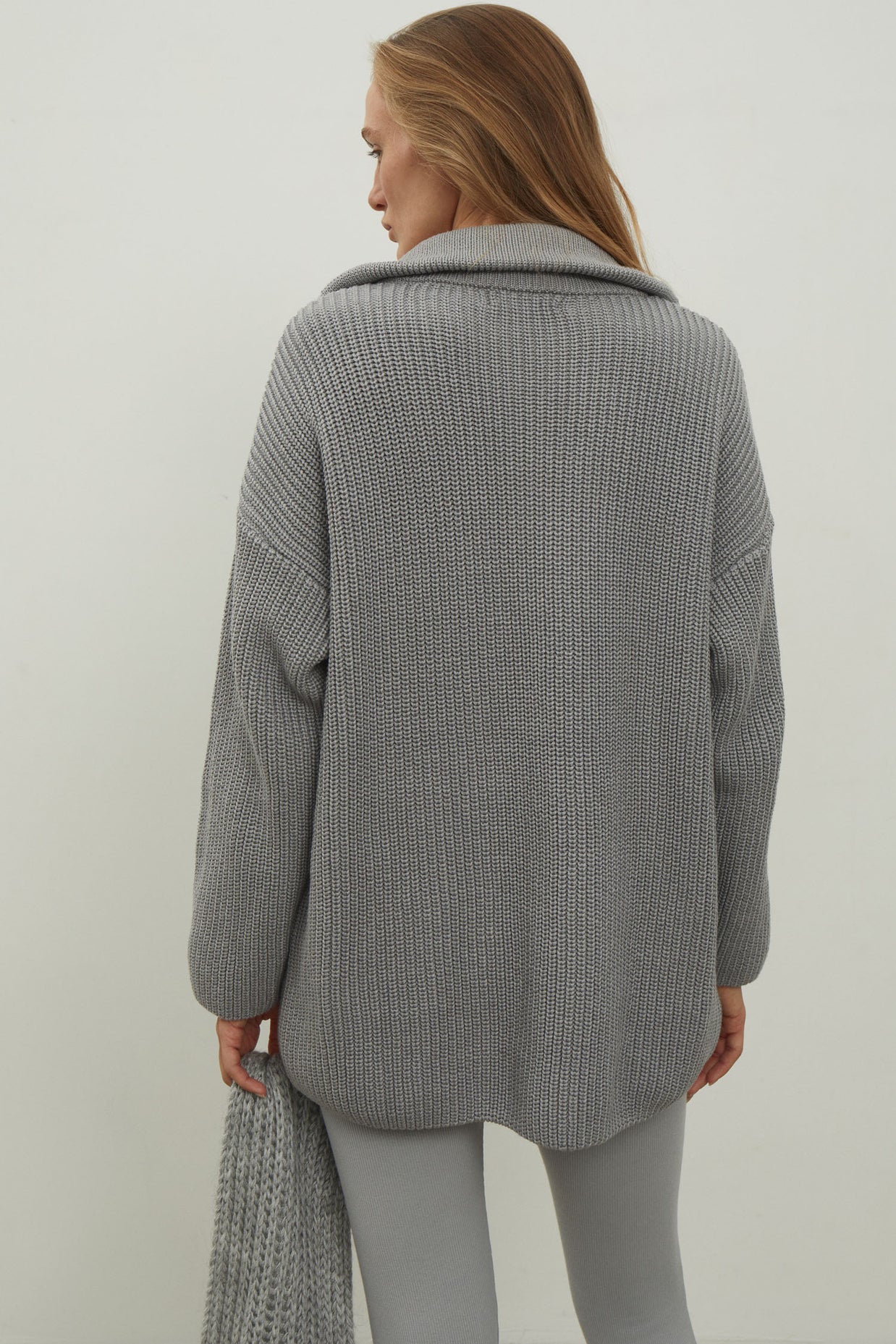 Oversized knitted sweater with a zipper in gray color