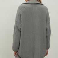 Oversized knitted sweater with a zipper in gray color