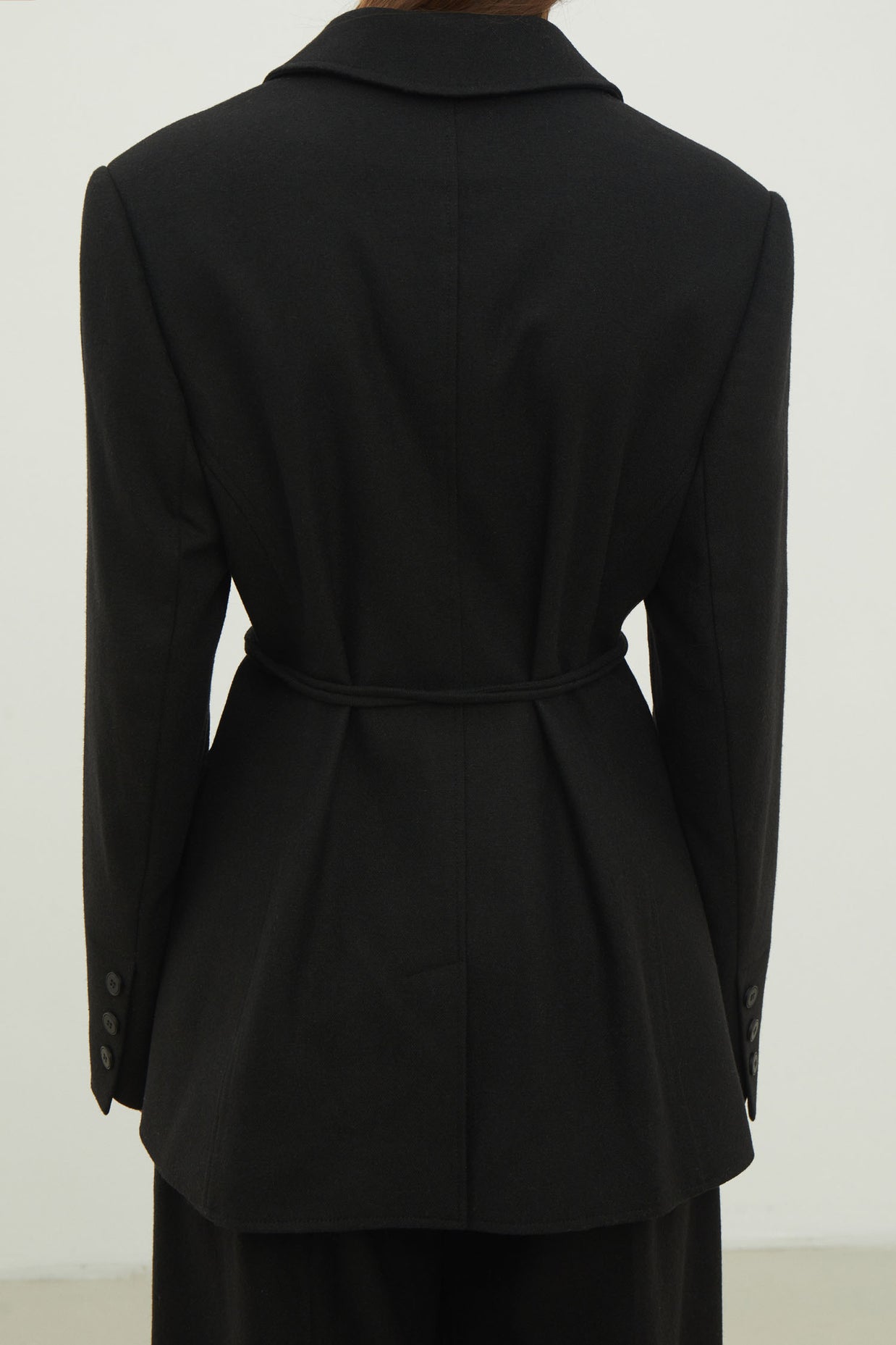 Single-breasted woolen jacket with a tie in gray