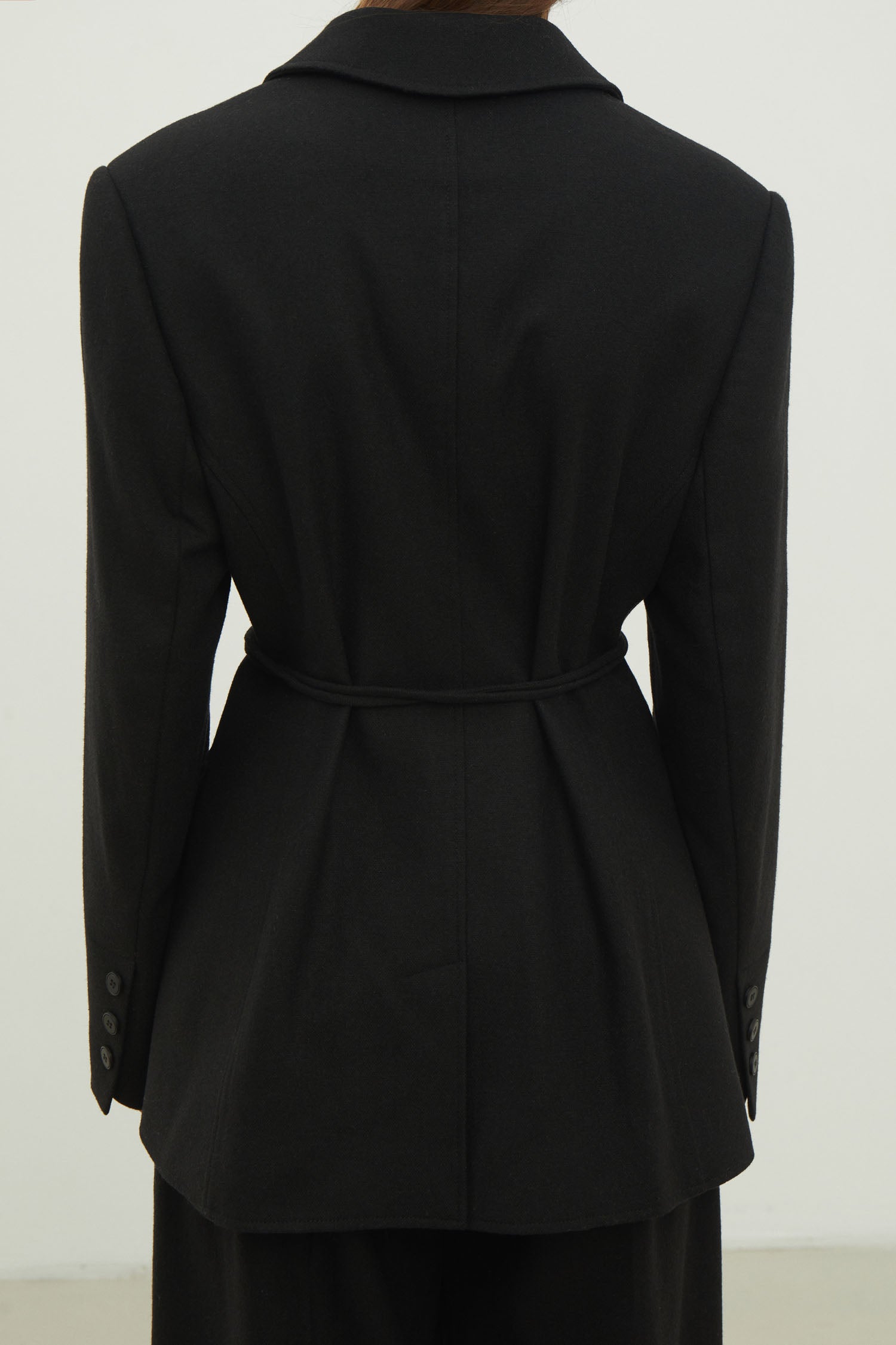 Single-breasted woolen jacket with a tie in gray