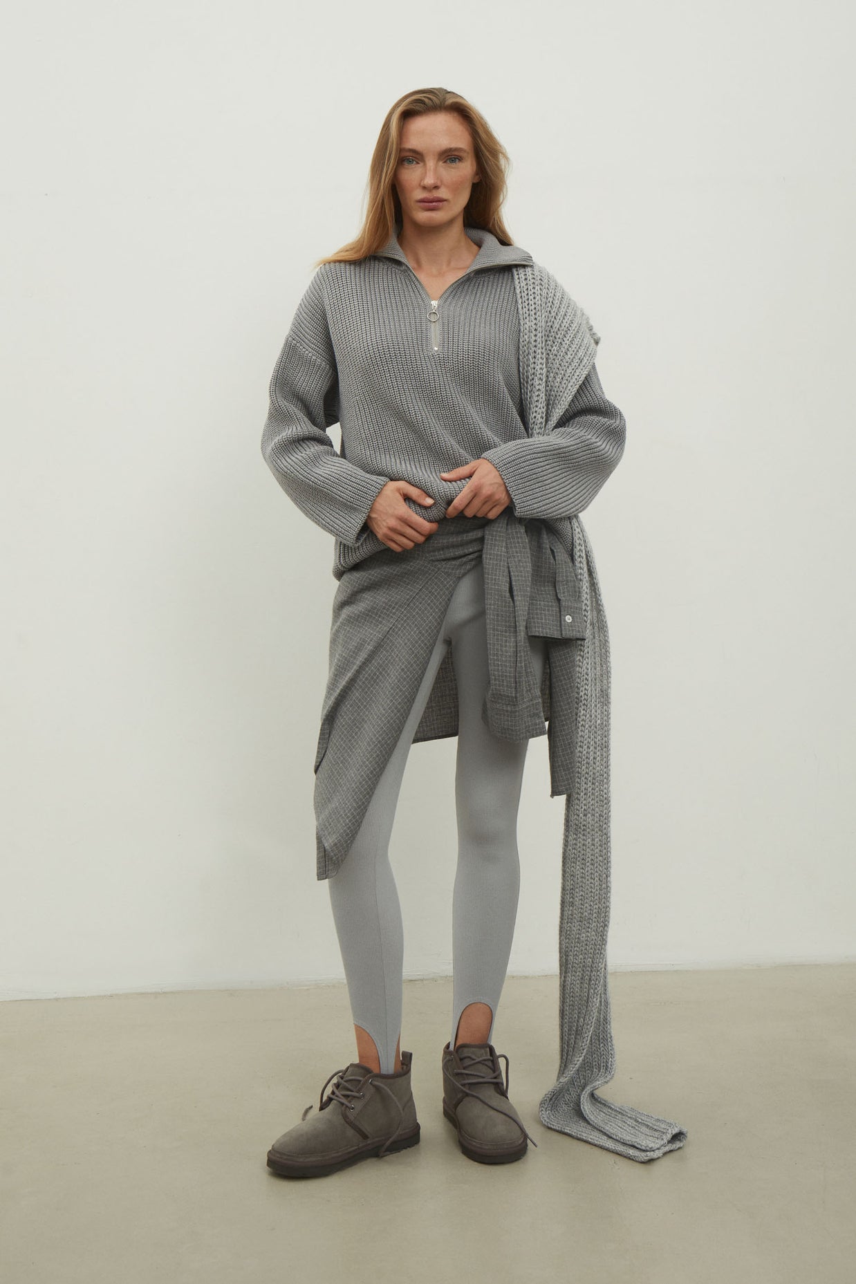 Oversized knitted sweater with a zipper in gray color