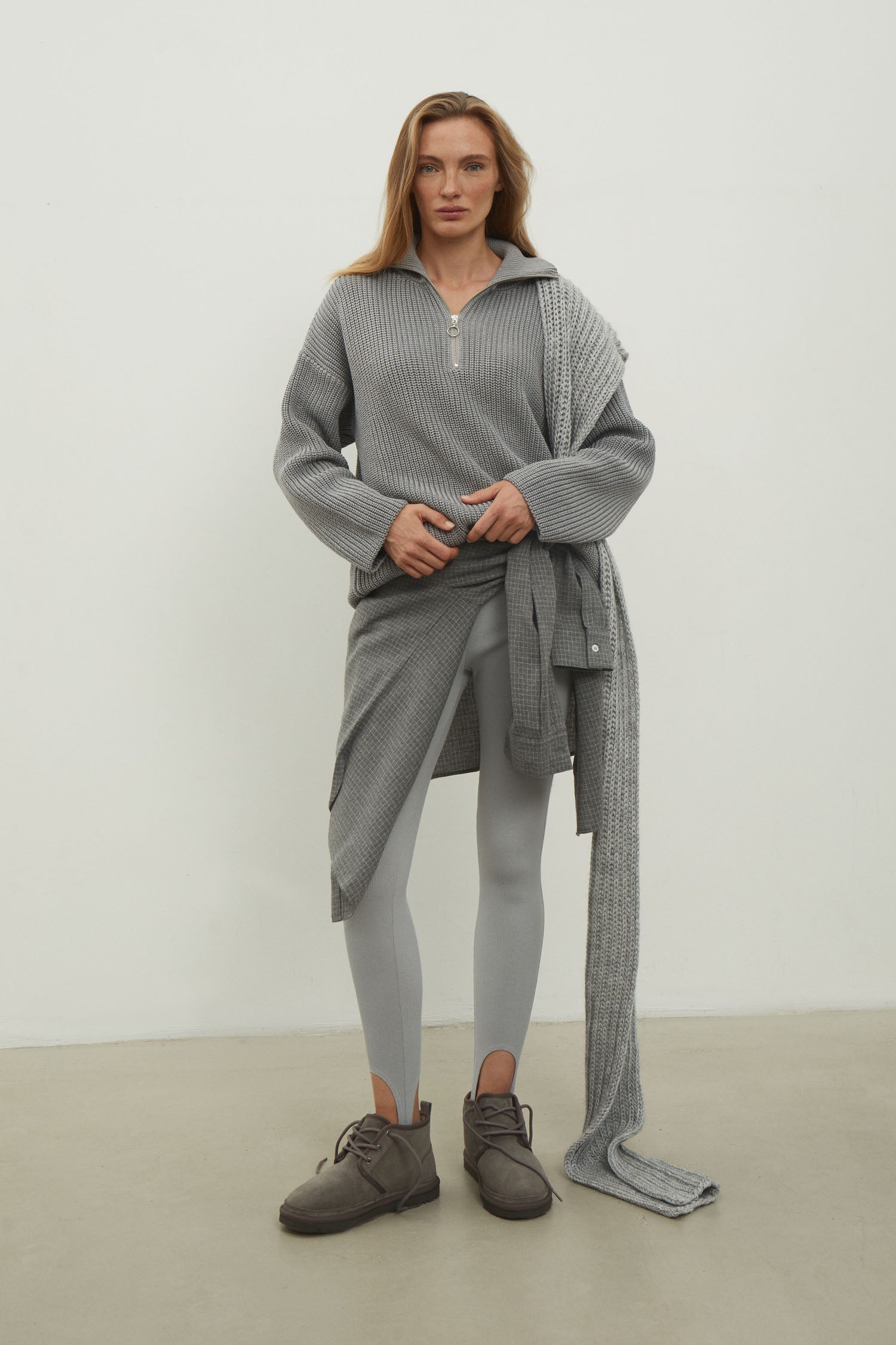 Oversized knitted sweater with a zipper in gray color