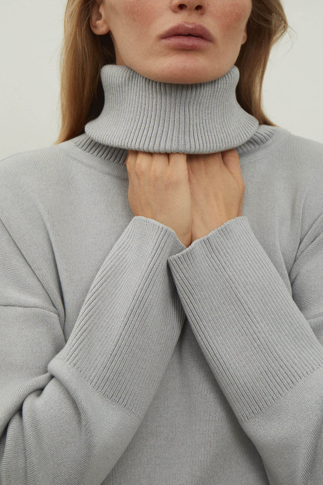 Knitted sweater with a voluminous neck