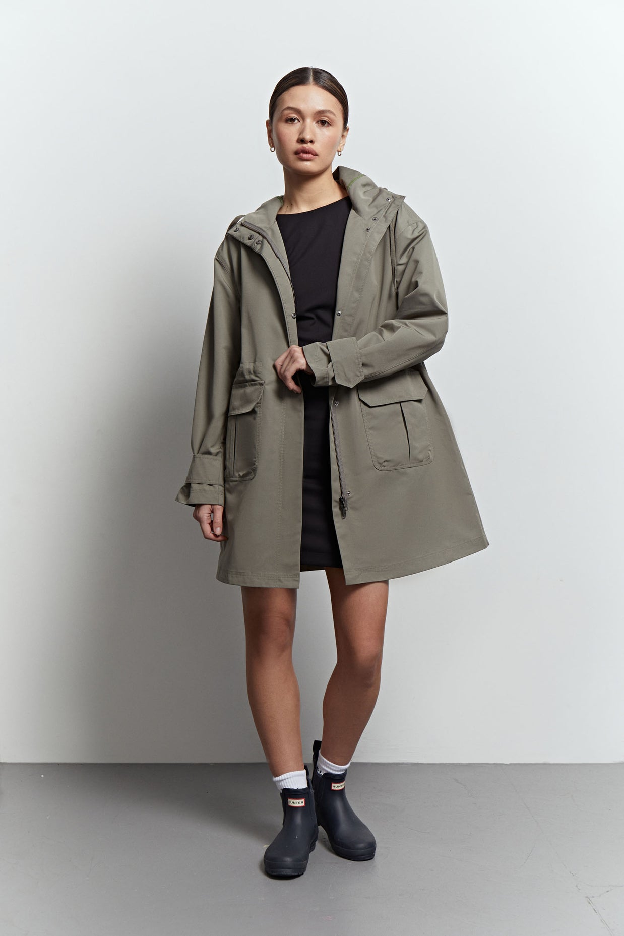 Lightweight parka with drawstring in khaki