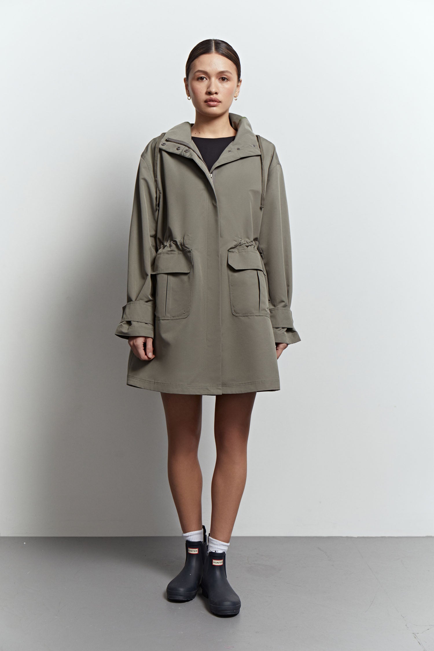 Lightweight parka with drawstring in khaki