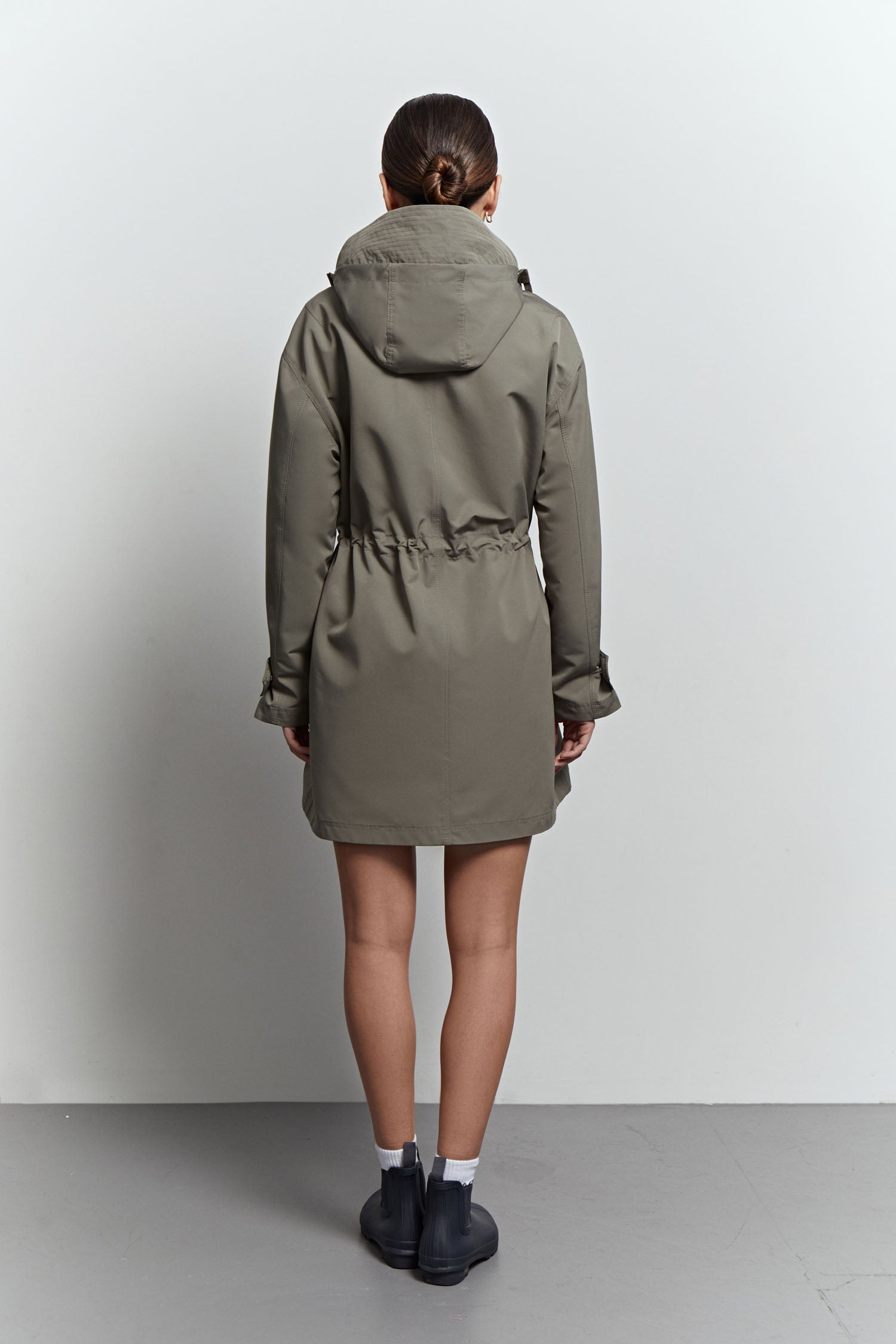 Lightweight parka with drawstring in khaki