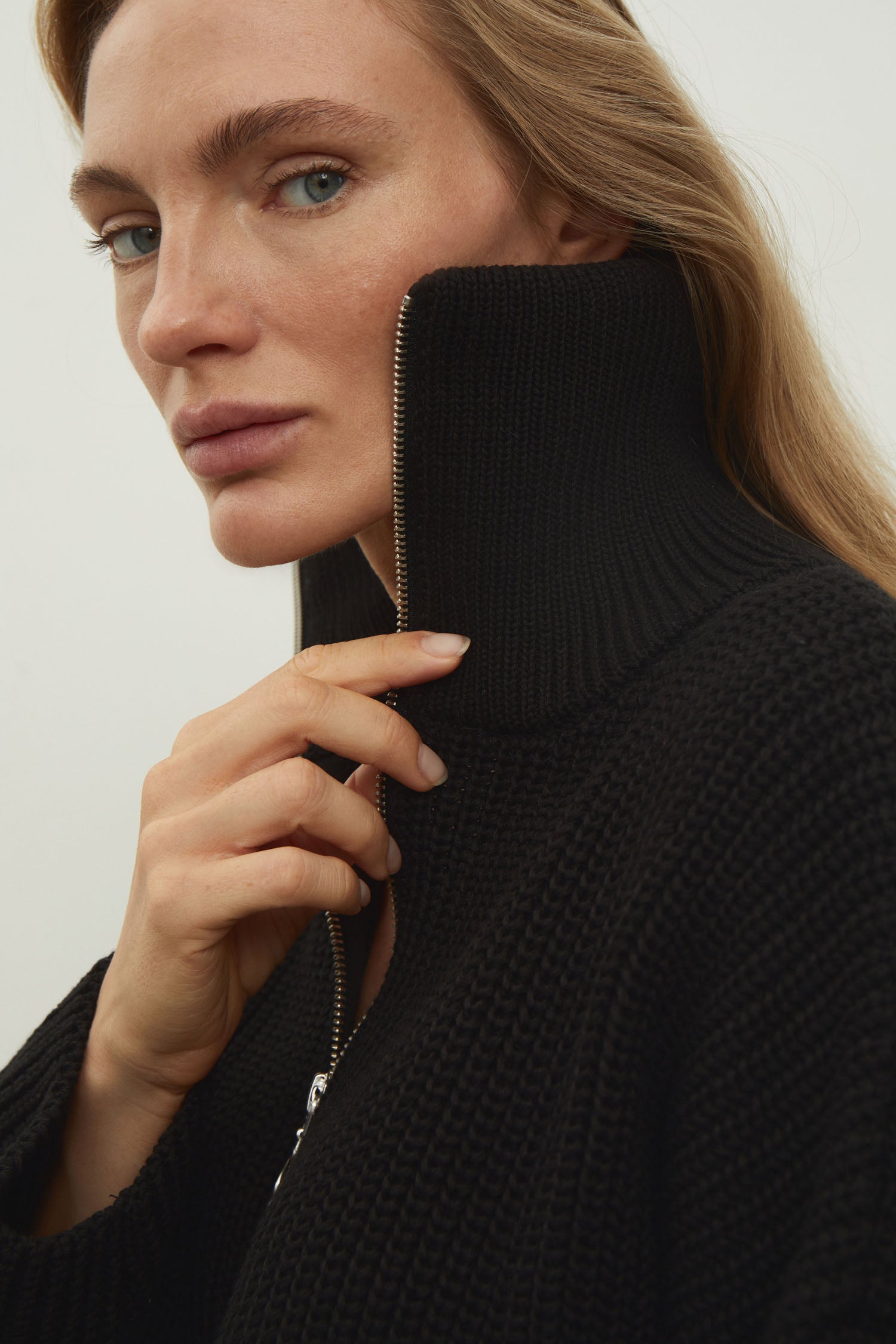 Oversized knitted sweater with a zipper in black
