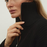 Oversized knitted sweater with a zipper in black