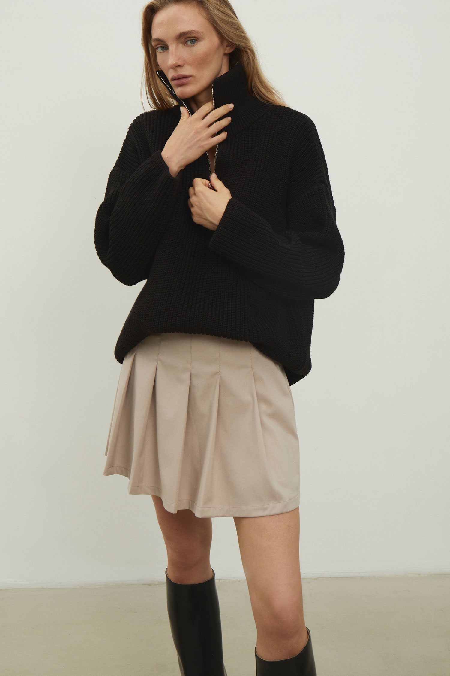 Oversized knitted sweater with a zipper in black