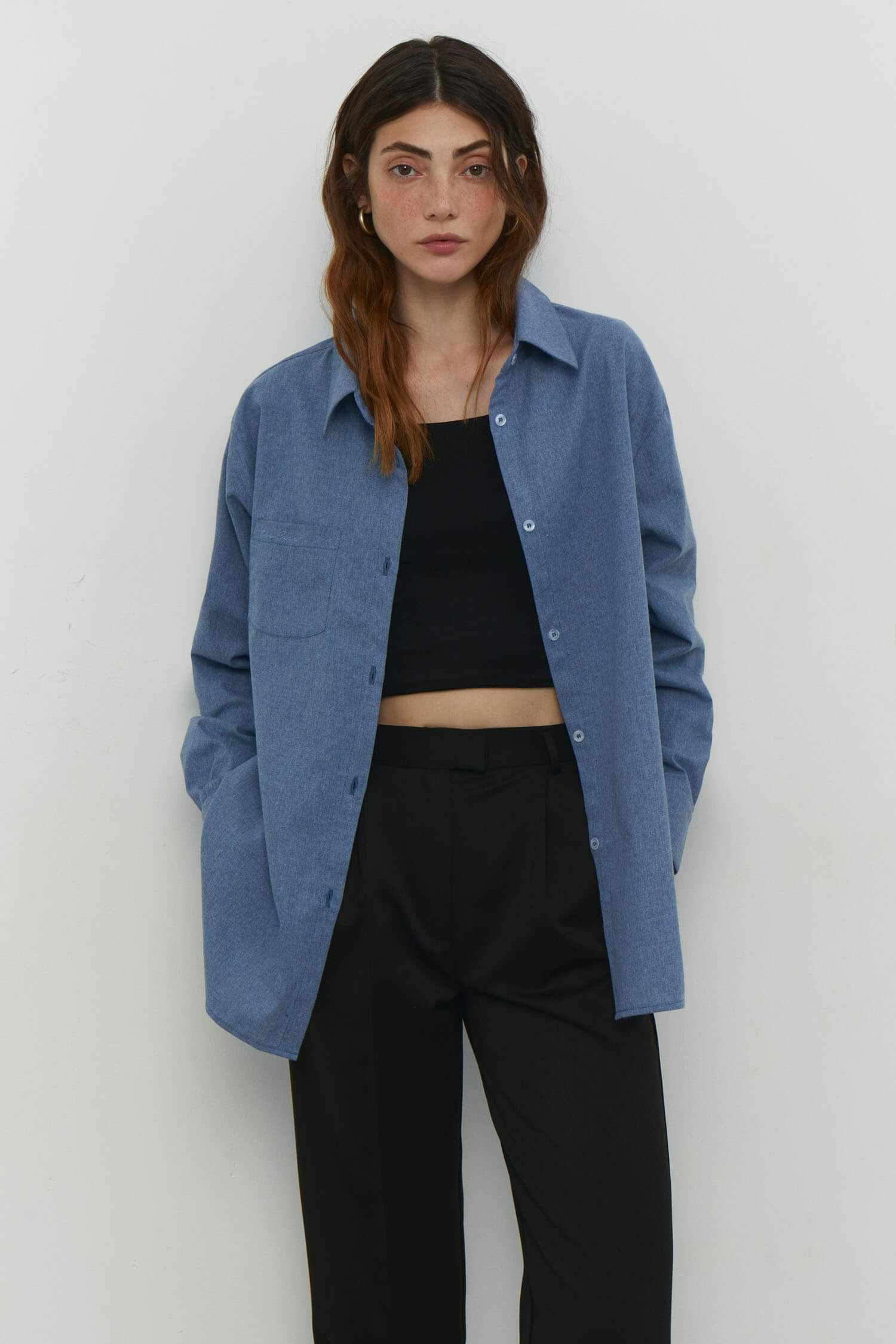 Shirt with patch pocket in cobalt/cream