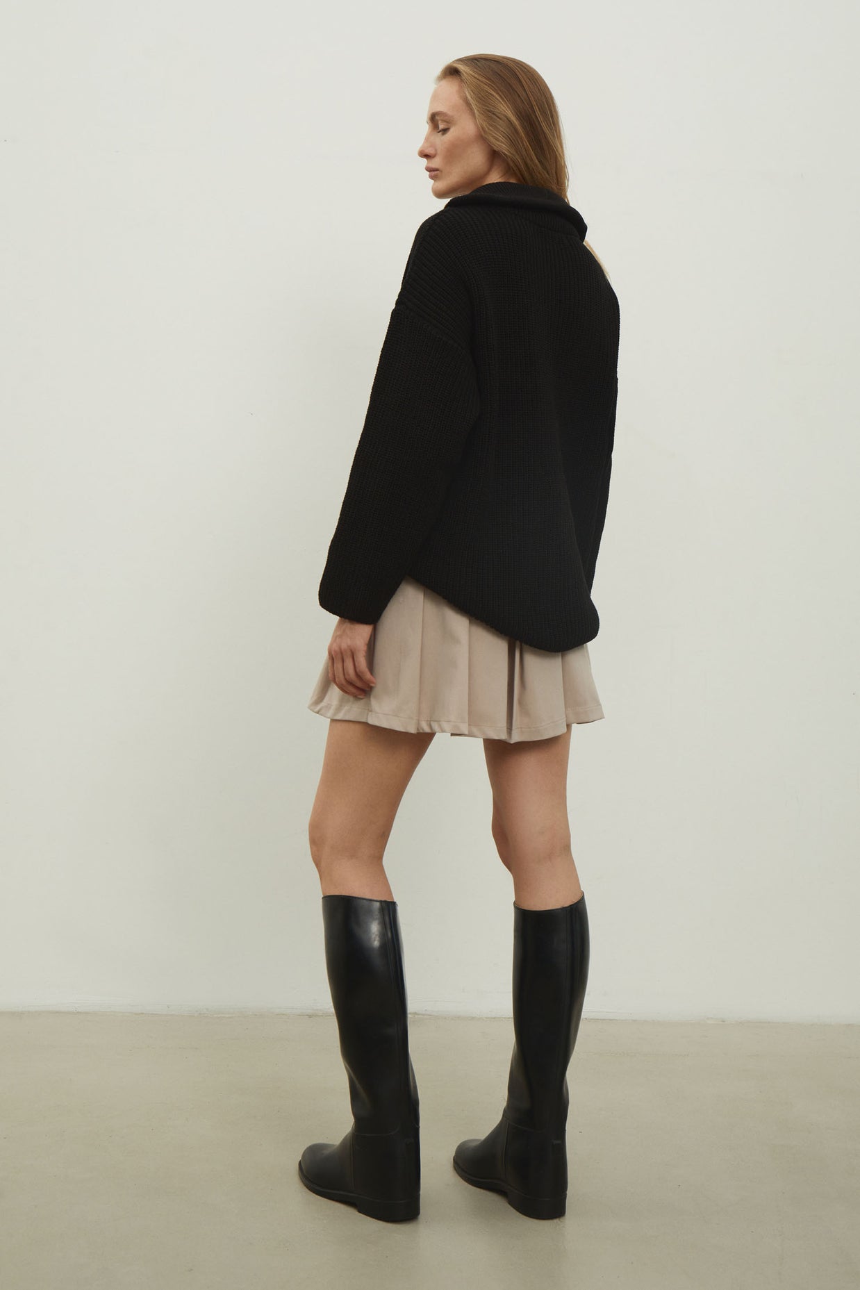 Oversized knitted sweater with a zipper in black
