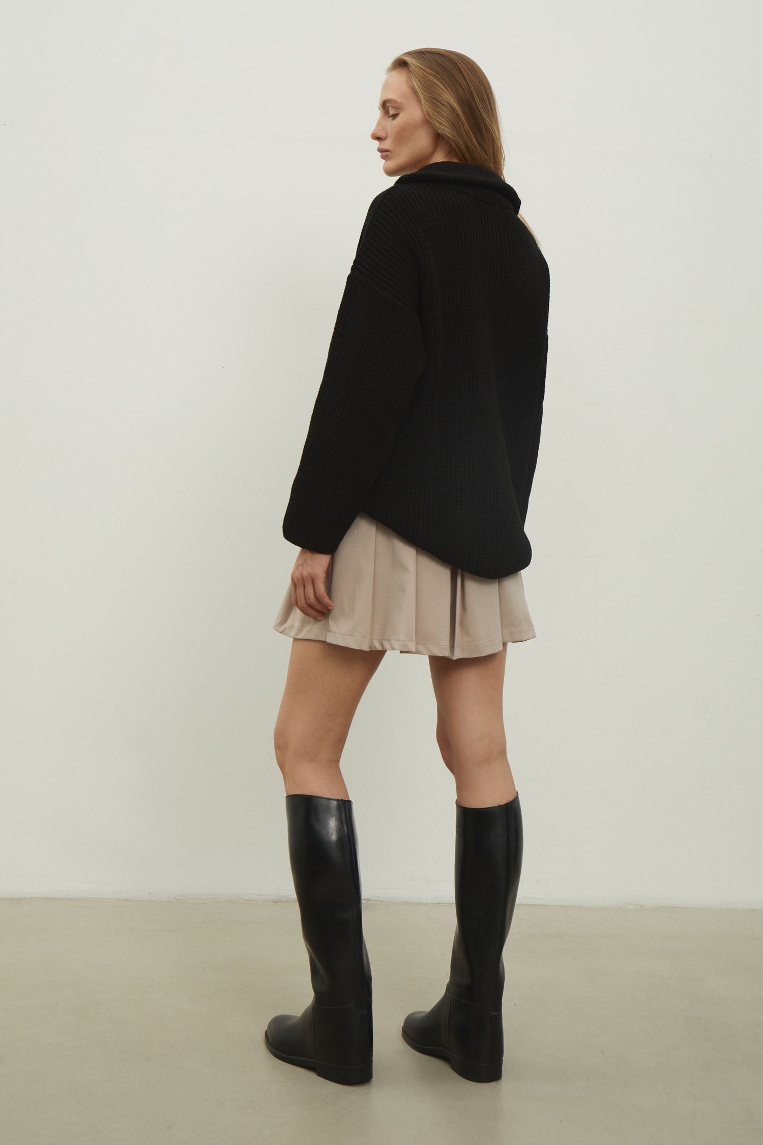 Oversized knitted sweater with a zipper in black