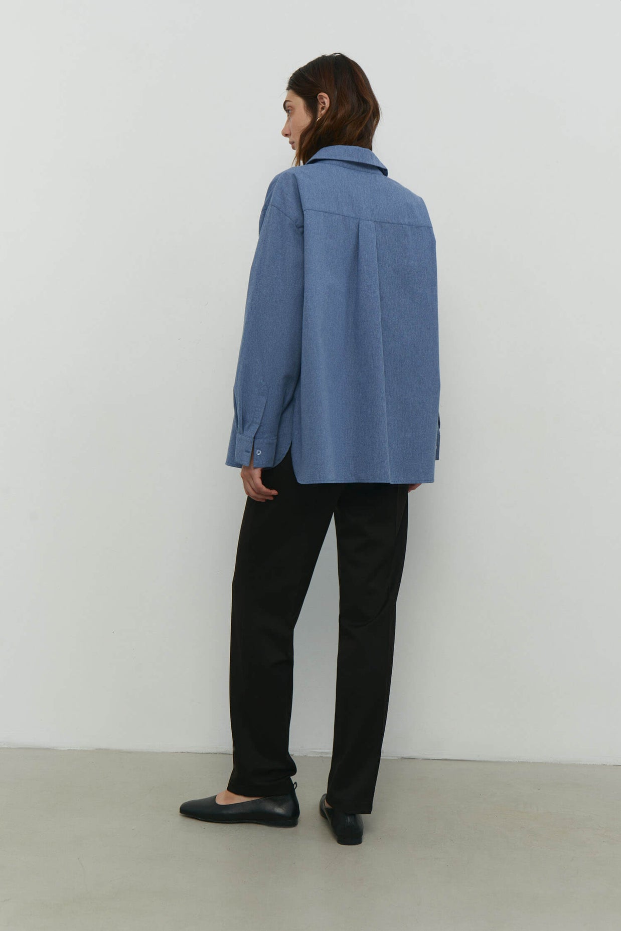 Shirt with patch pocket in cobalt/cream