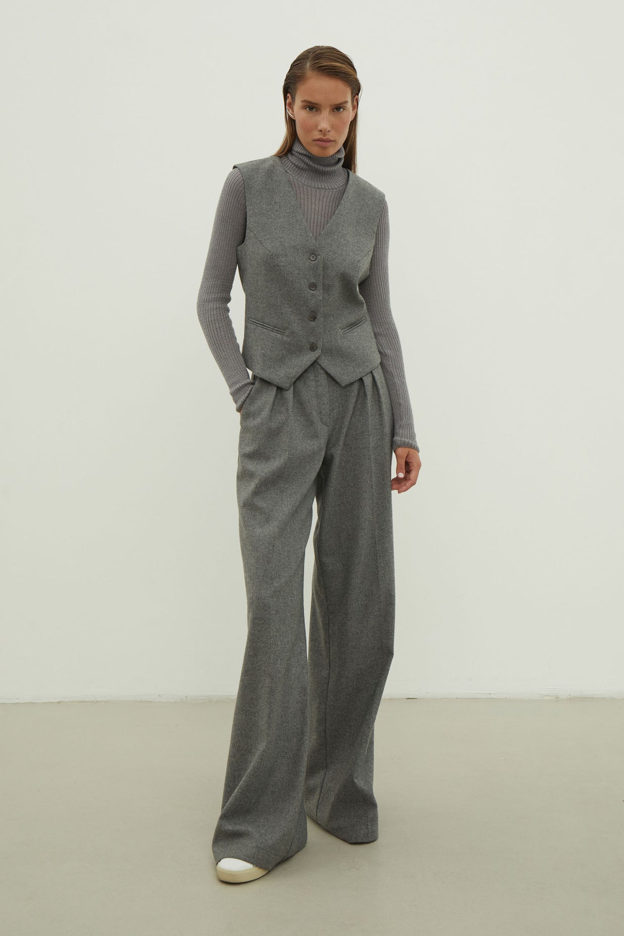 Сlassic woolen vest in gray