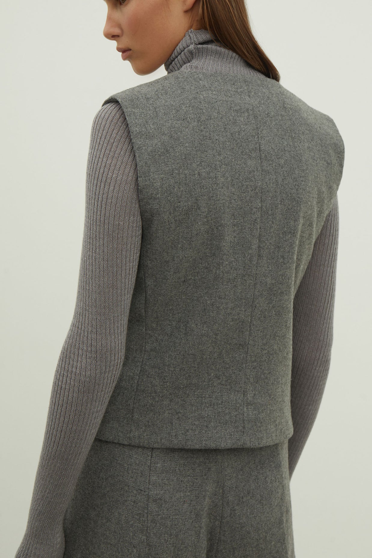 Сlassic woolen vest in gray