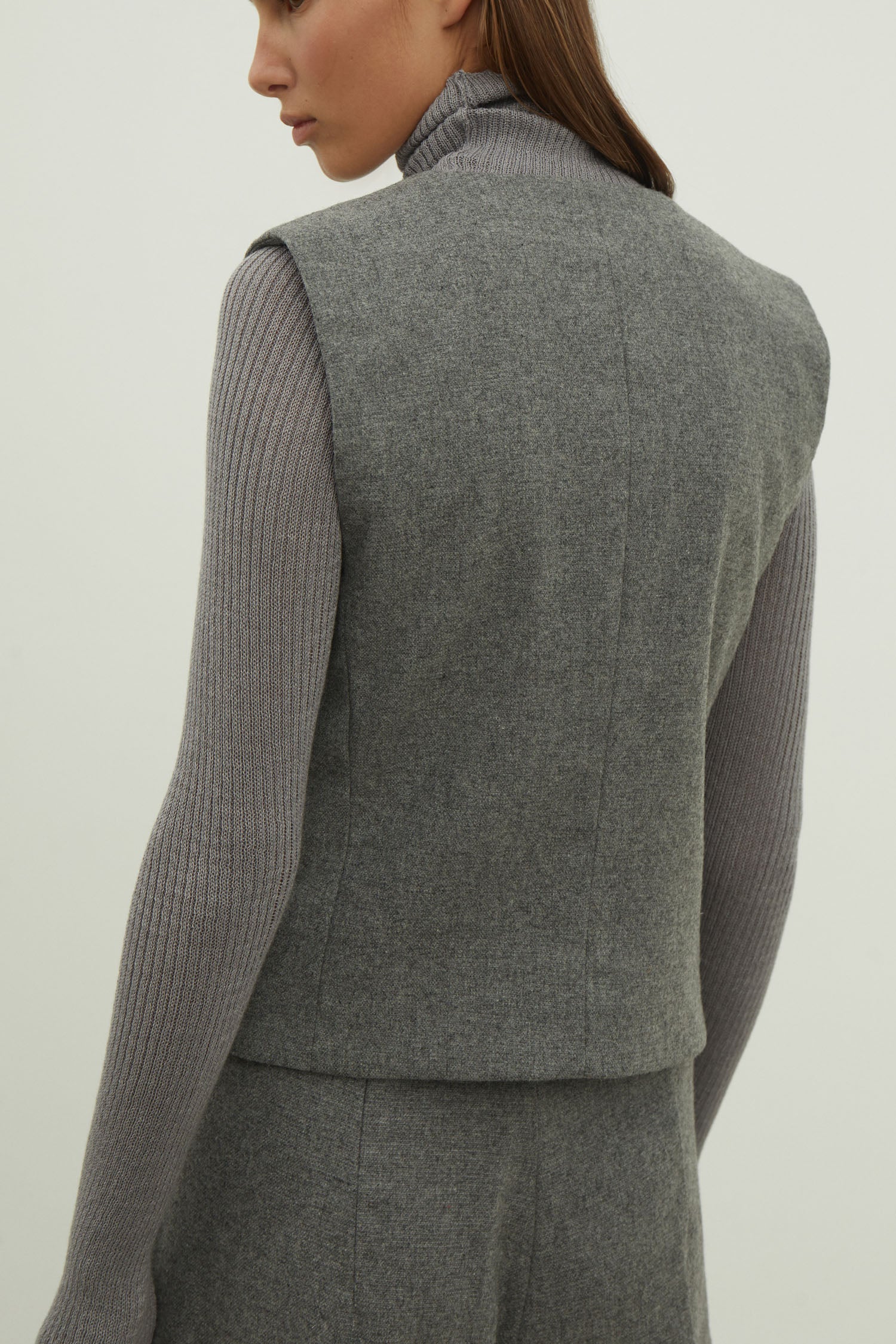 Сlassic woolen vest in gray