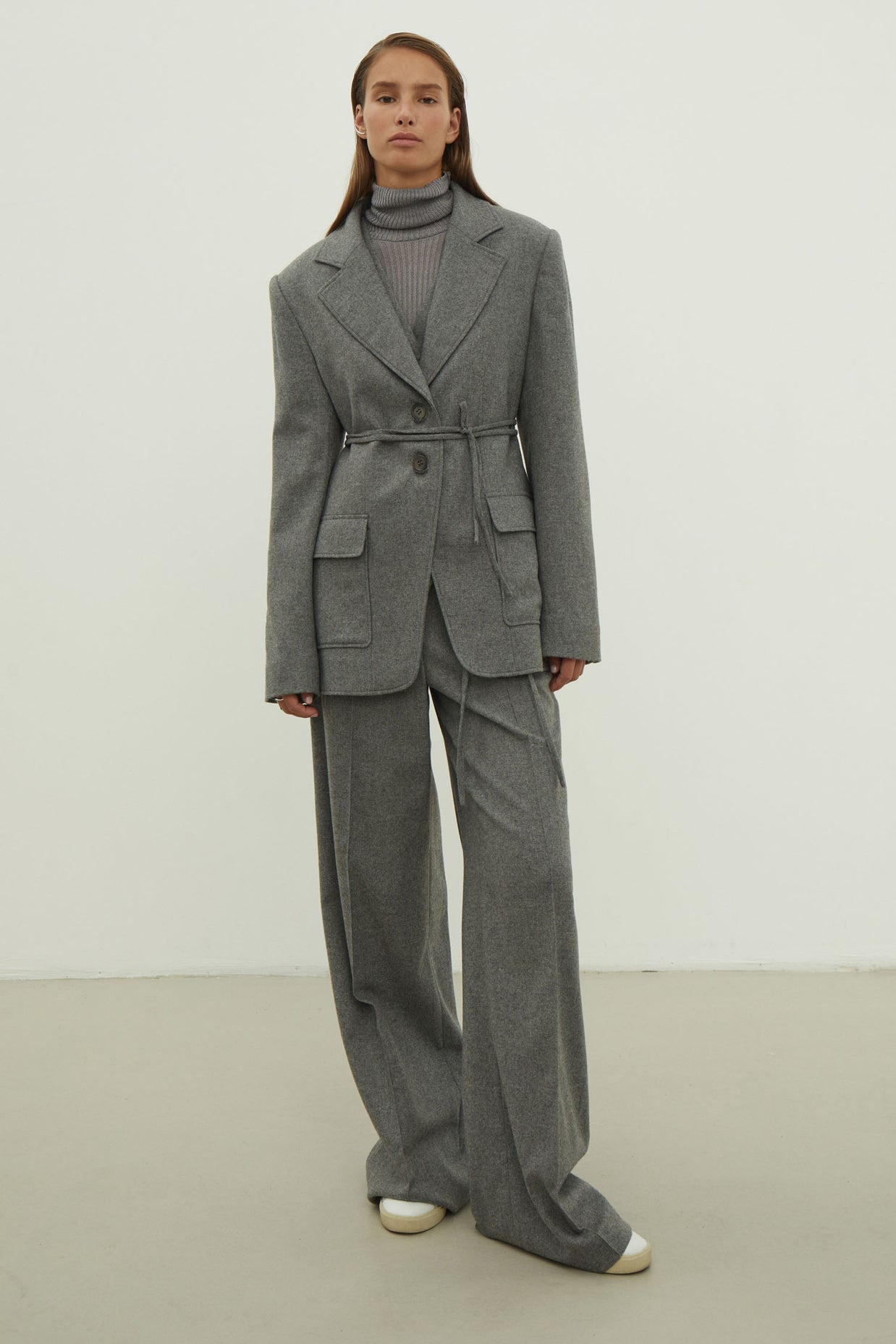 Single-breasted woolen jacket with a tie in gray