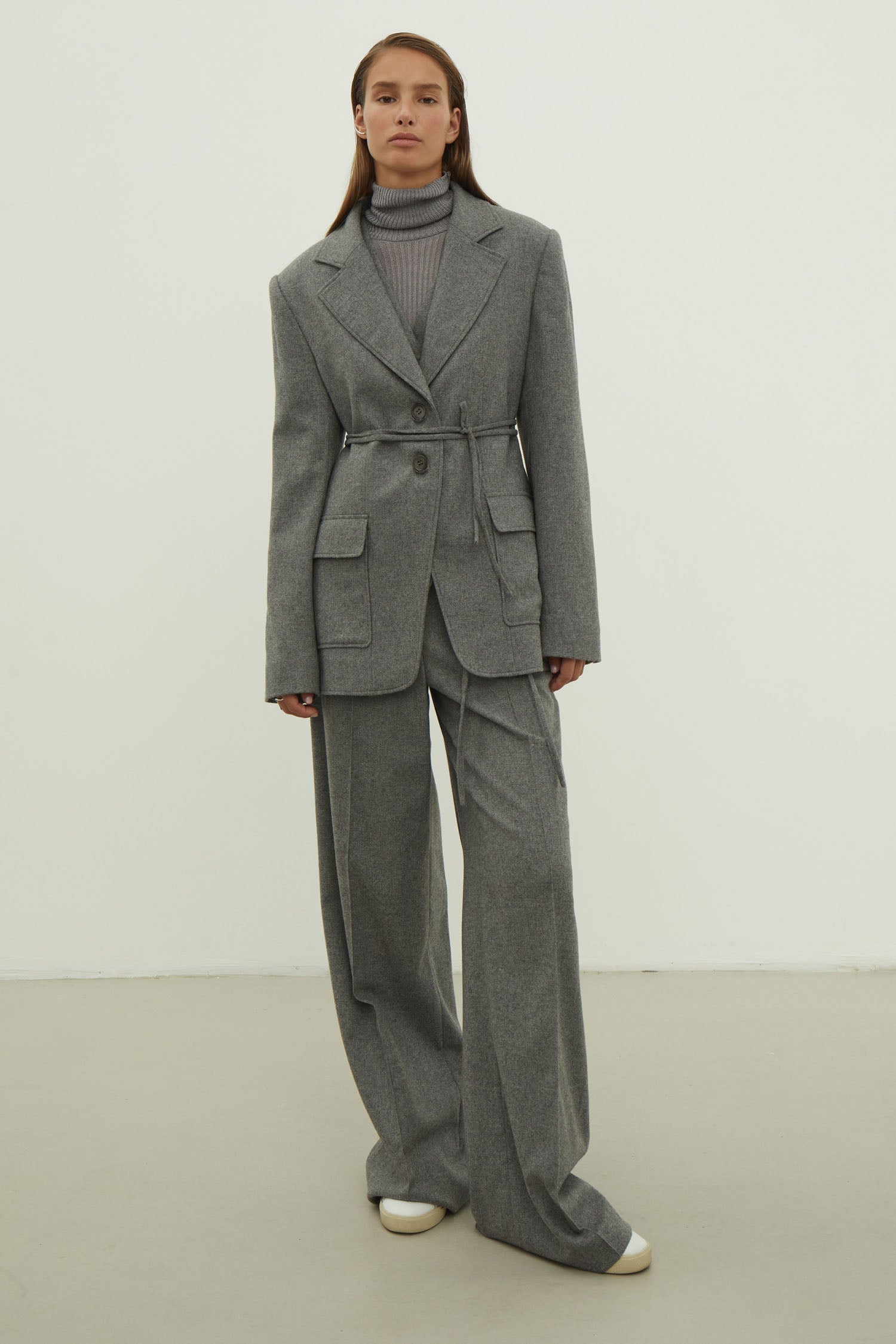 Single-breasted woolen jacket with a tie in gray