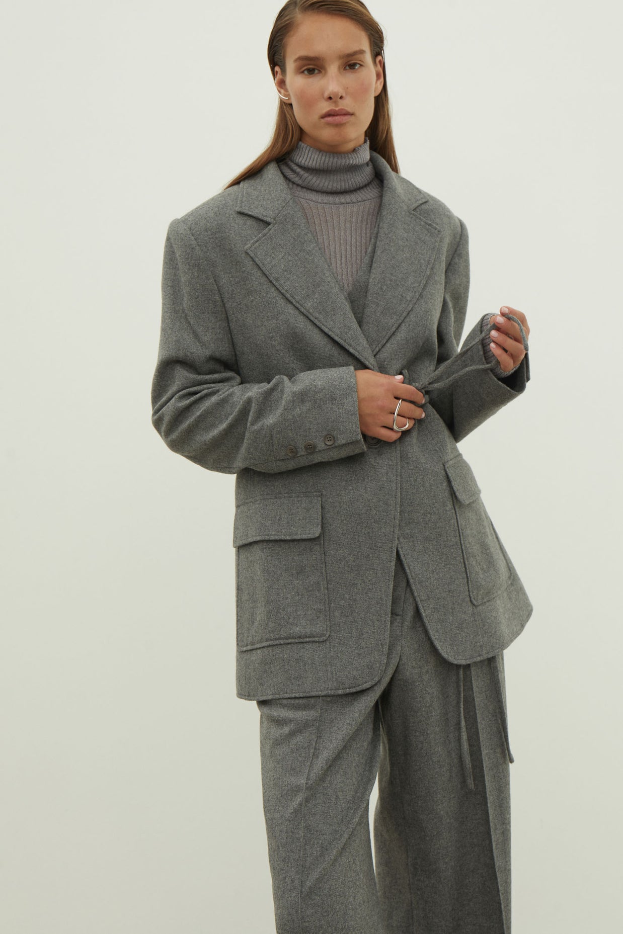 Single-breasted woolen jacket with a tie in gray