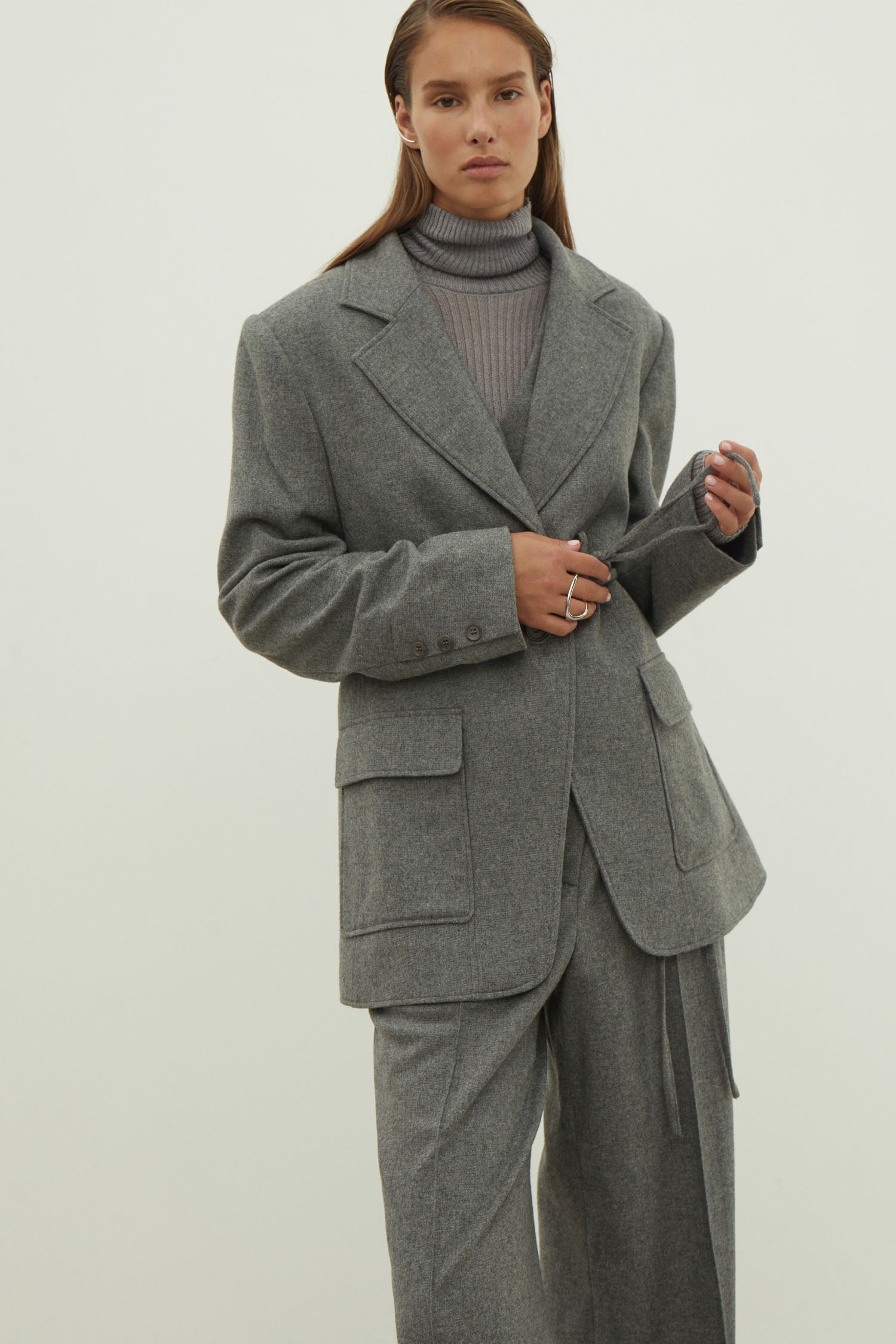 Single-breasted woolen jacket with a tie in gray