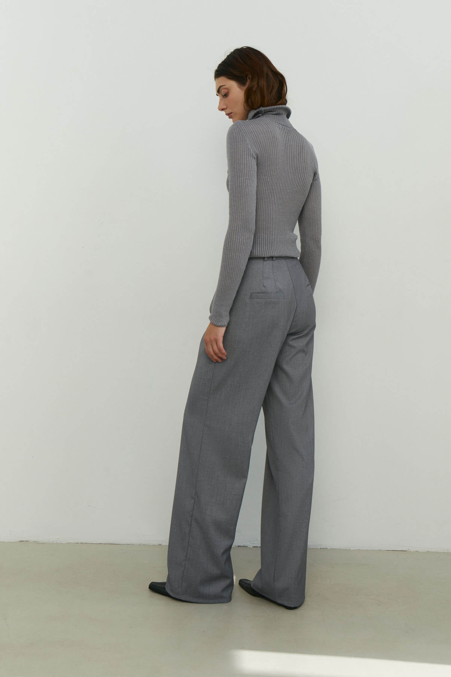 Thin ribbed turtleneck sweater in nude/black/gray