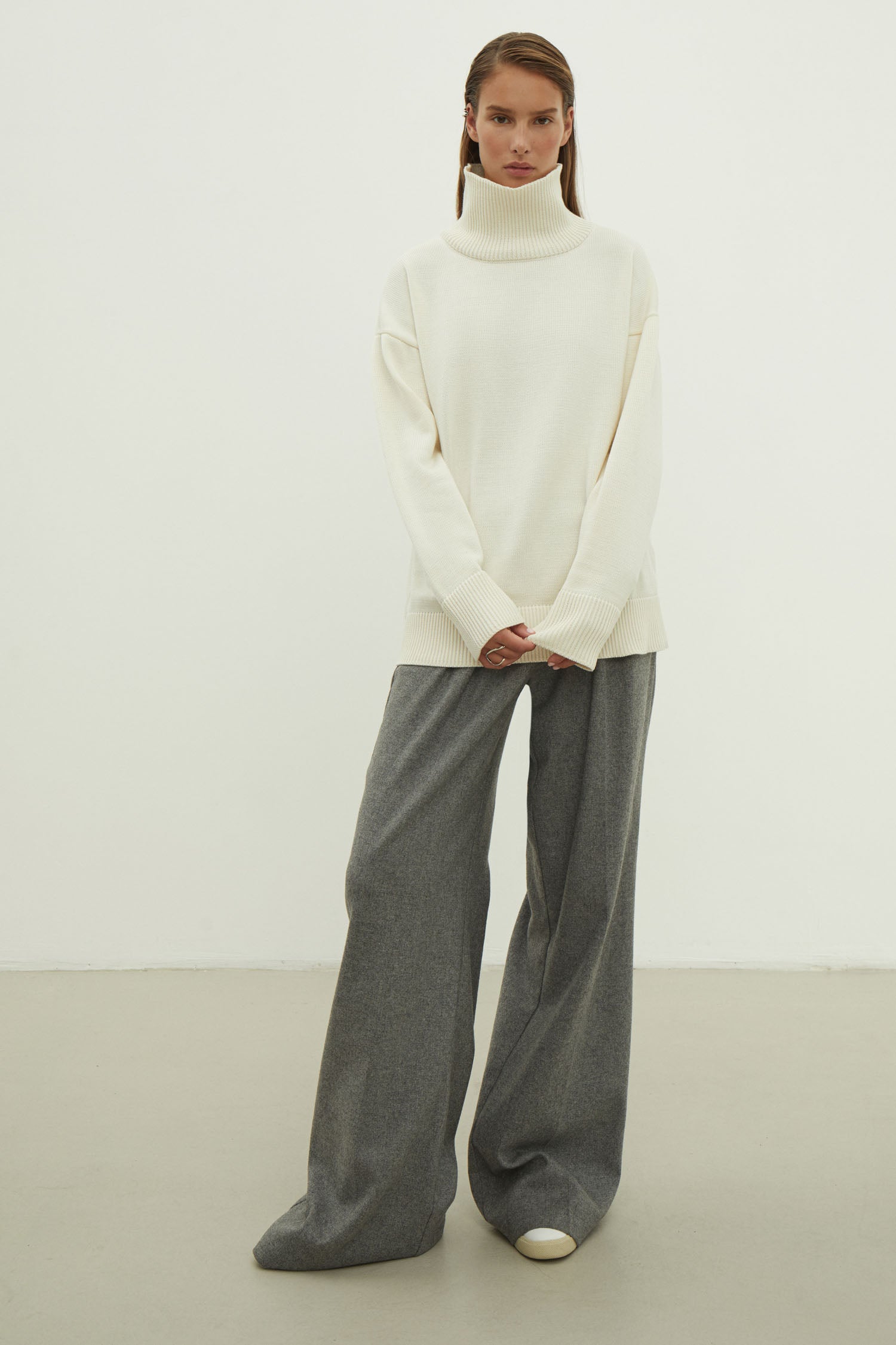Merino wool sweater with neckline in milk