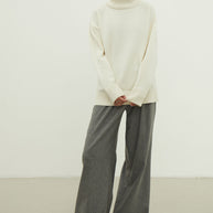 Merino wool sweater with neckline in milk