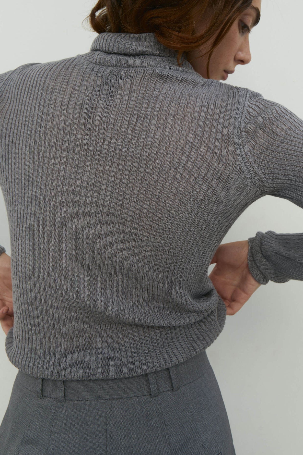 Thin ribbed turtleneck sweater in nude/black/gray