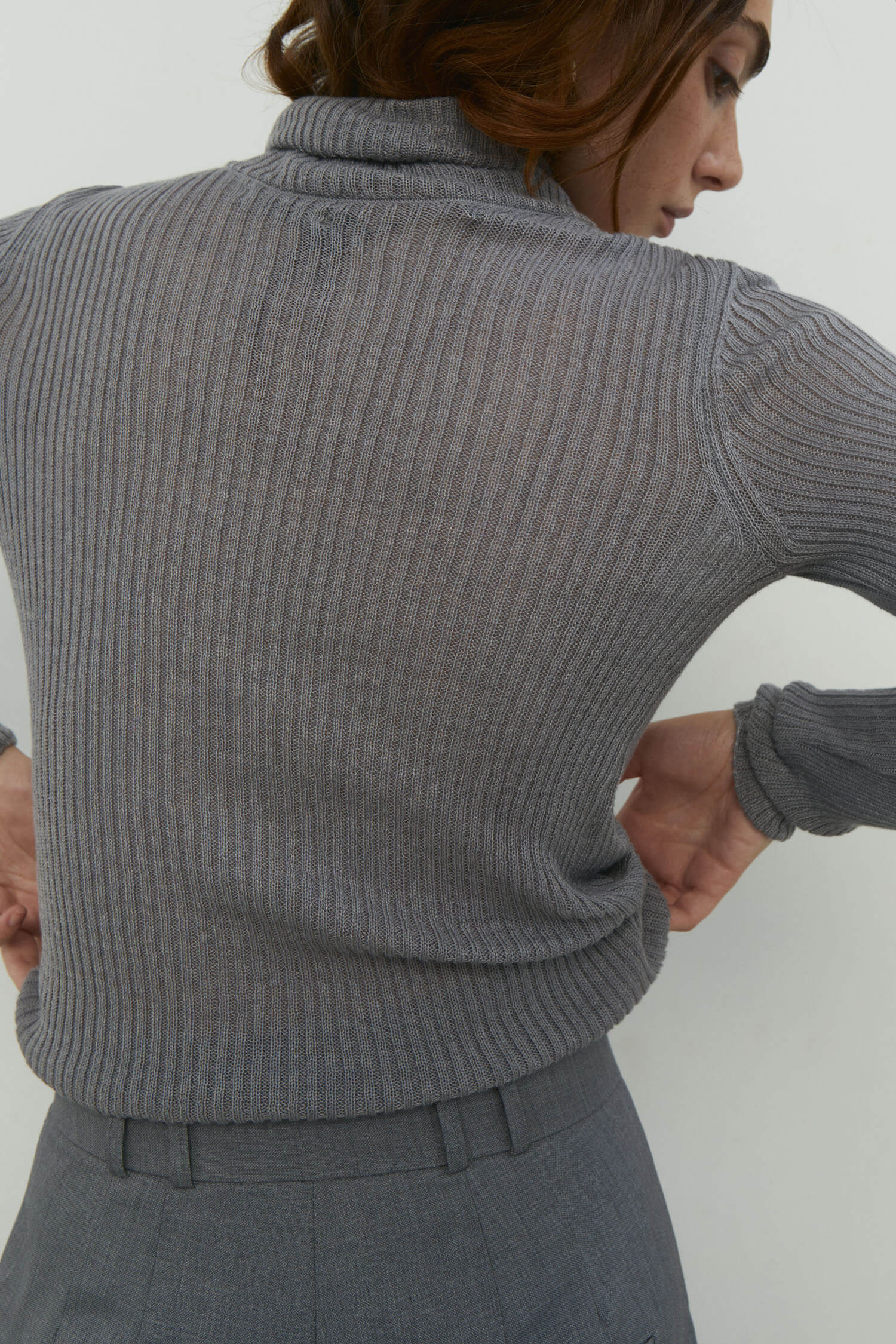 Thin ribbed turtleneck sweater in nude/black/gray