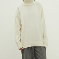 Merino wool sweater with neckline in milk