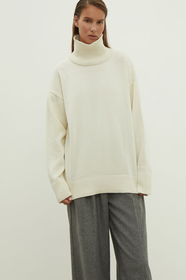 Merino wool sweater with neckline in milk
