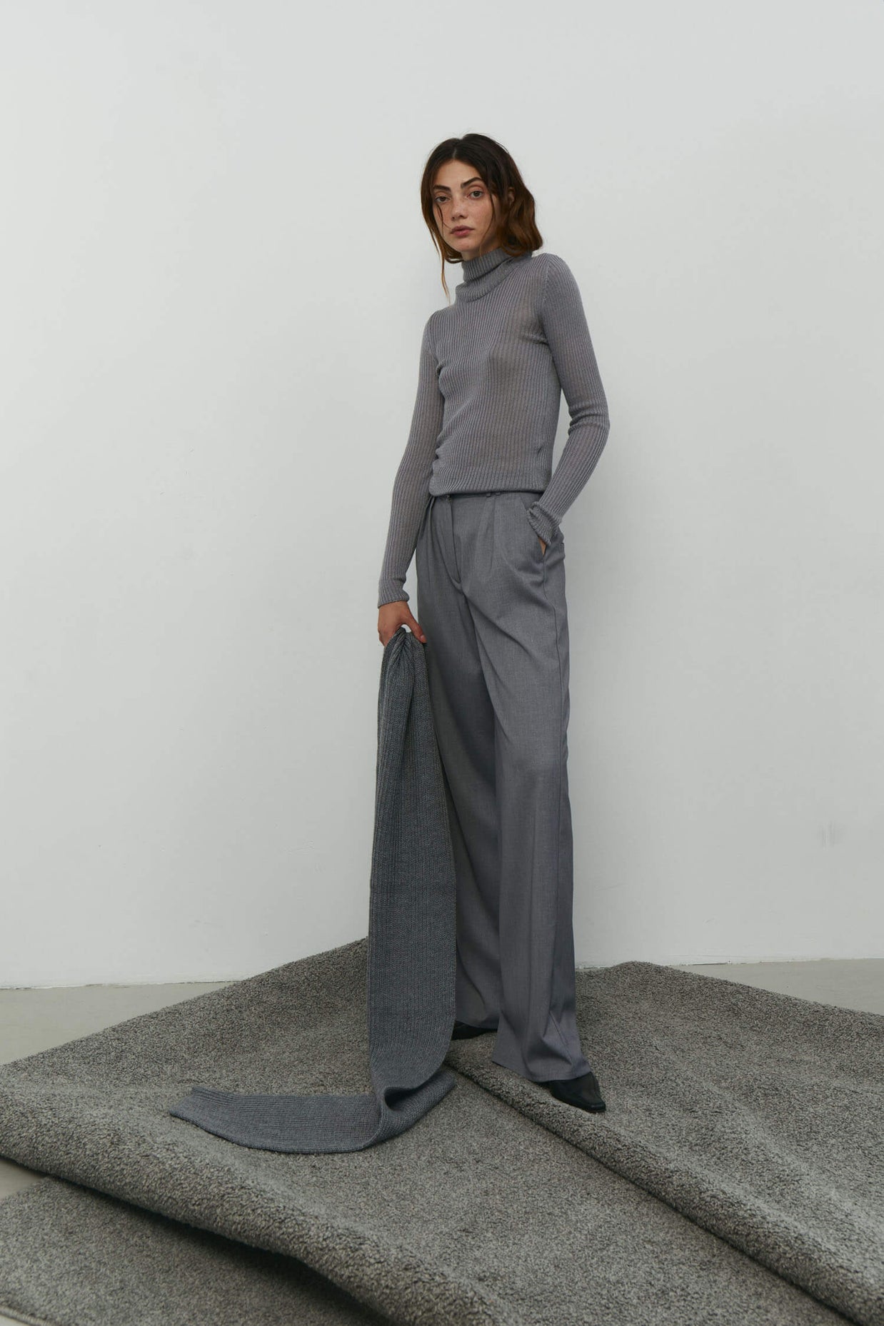 Palazzo pants with double tucks in gray/black