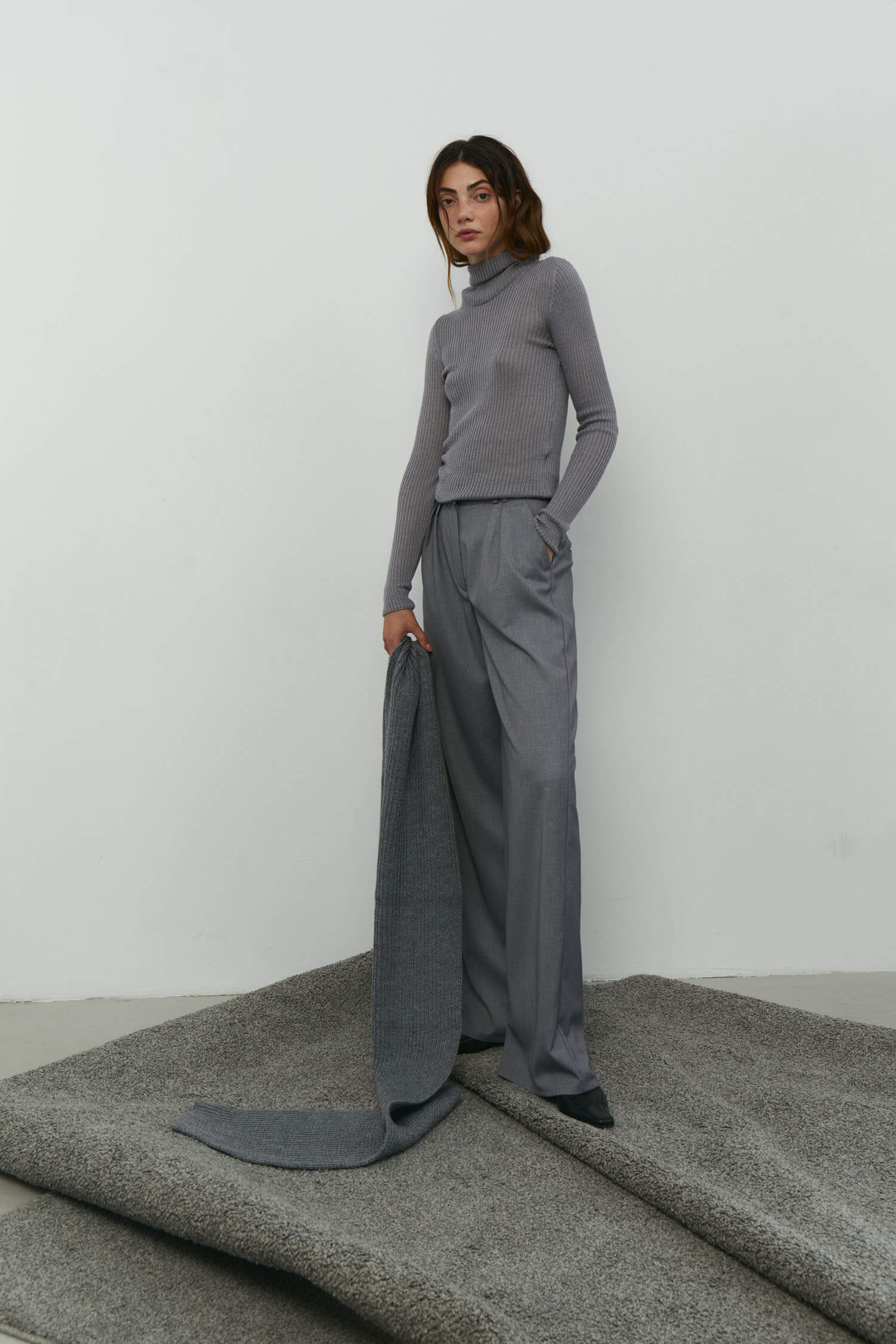 Palazzo pants with double tucks in gray/black