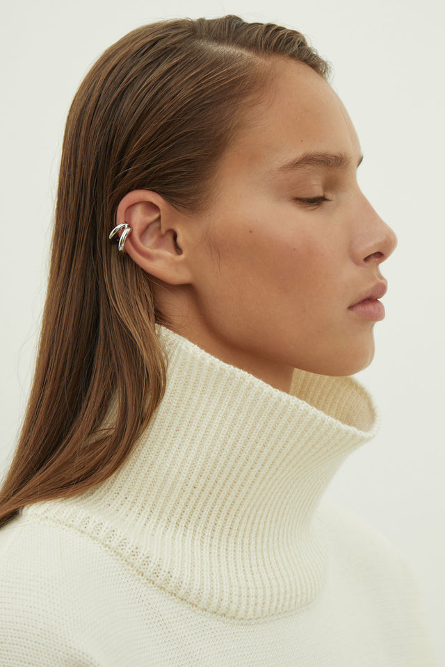 Merino wool sweater with neckline in milk