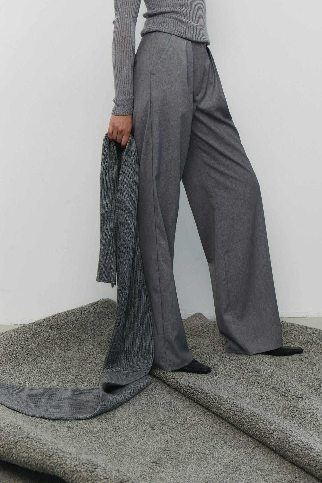 Palazzo pants with double tucks in gray/black