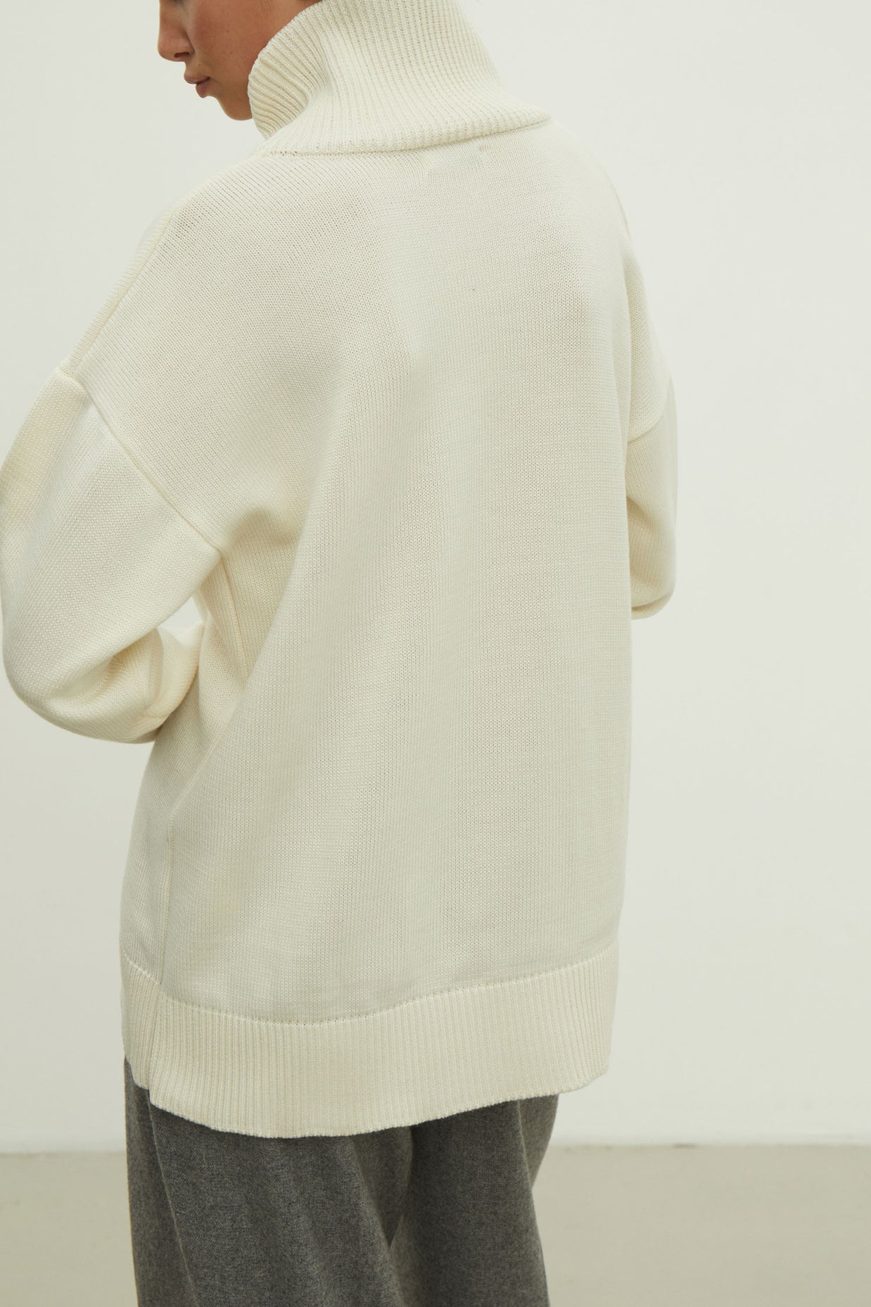 Merino wool sweater with neckline in milk