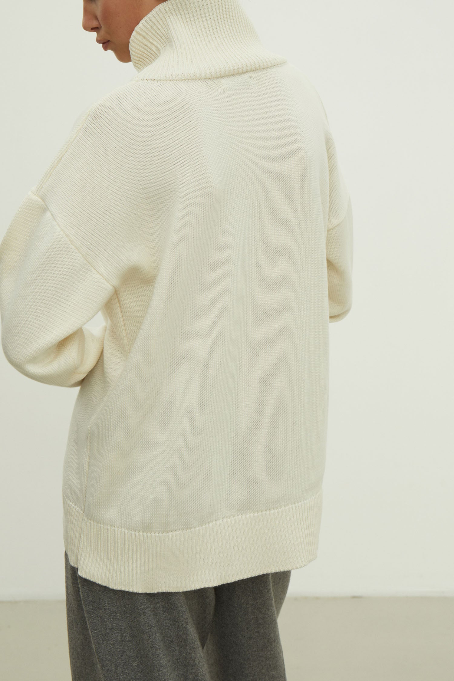 Merino wool sweater with neckline in milk