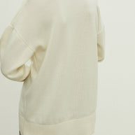 Merino wool sweater with neckline in milk