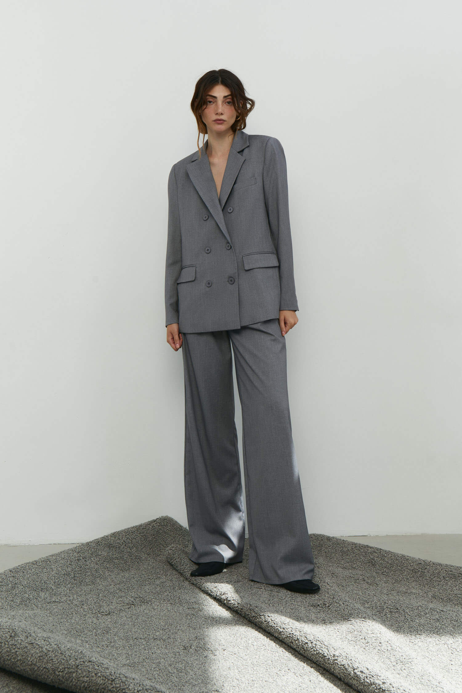 Palazzo pants with double tucks in gray/black